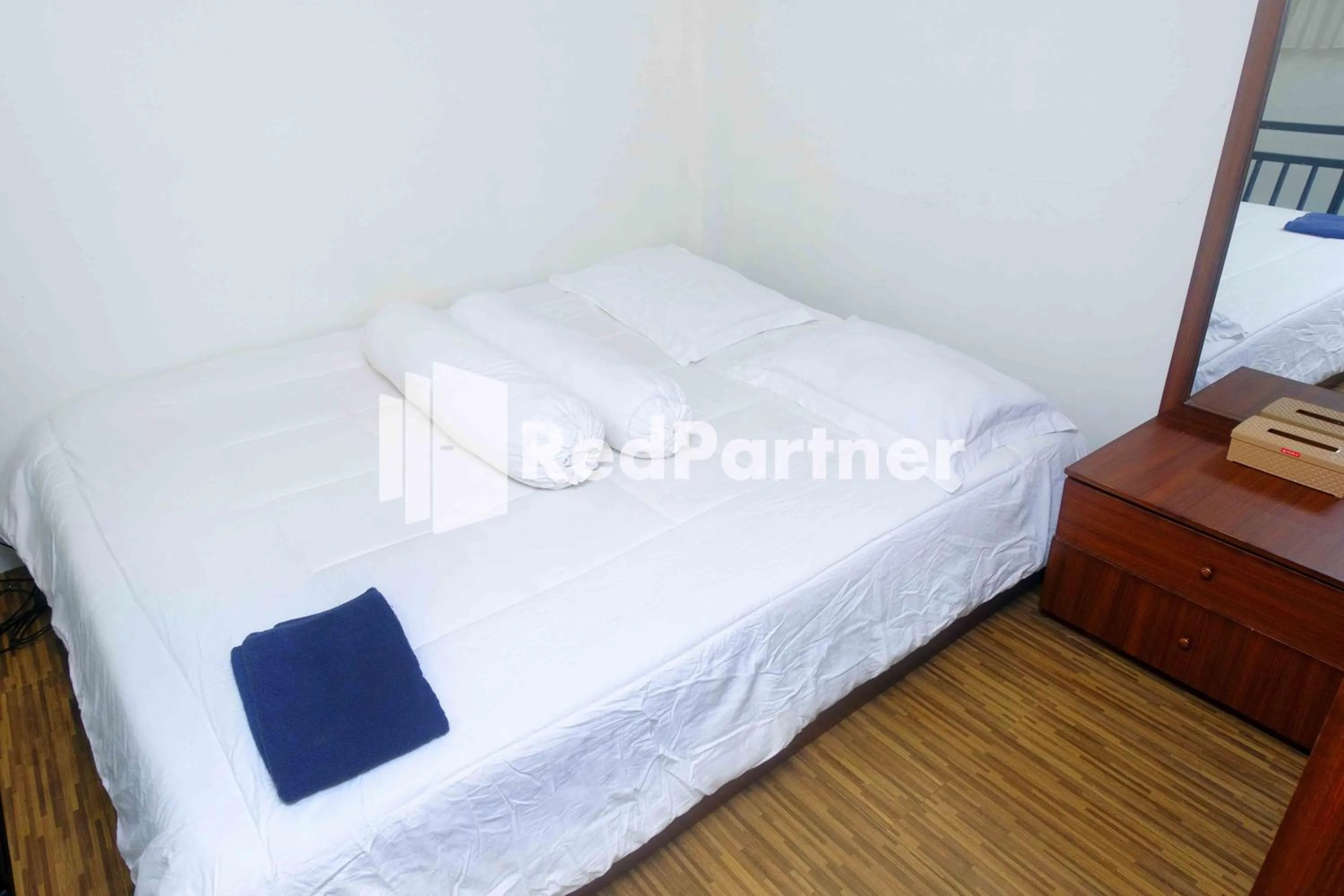 Deluxe Double Room in Guest House Bibong Makassar Mitra RedDoorz