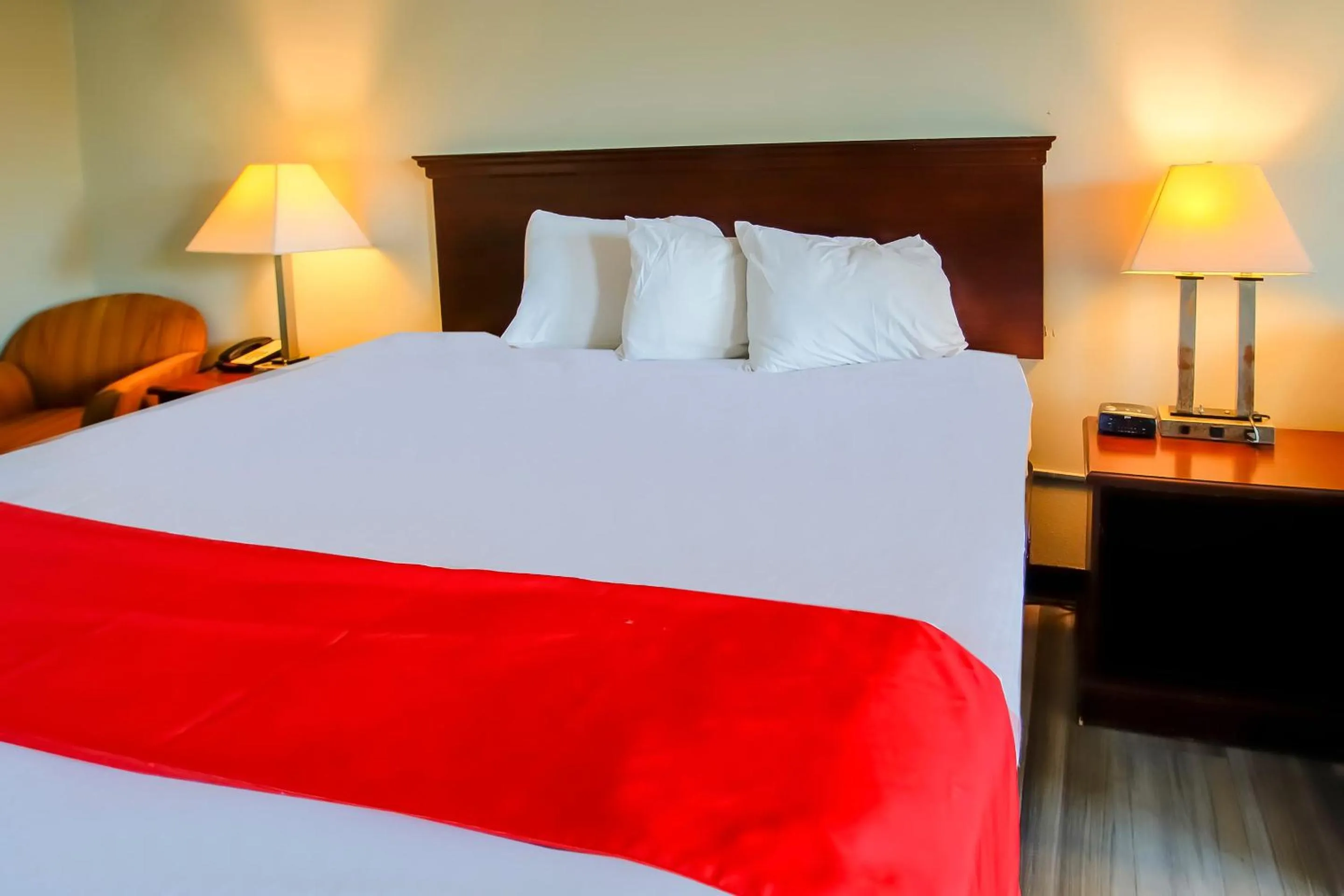 King Room in Cypress Inn & Suites Washington by OYO