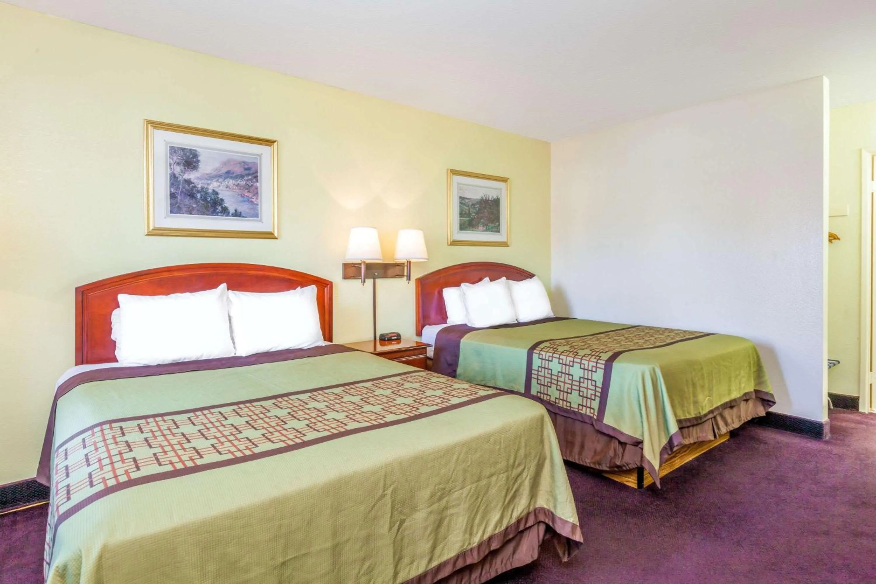 Queen Room with Two Queen Beds - Non-Smoking in Super 8 by Wyndham Bakersfield/Central