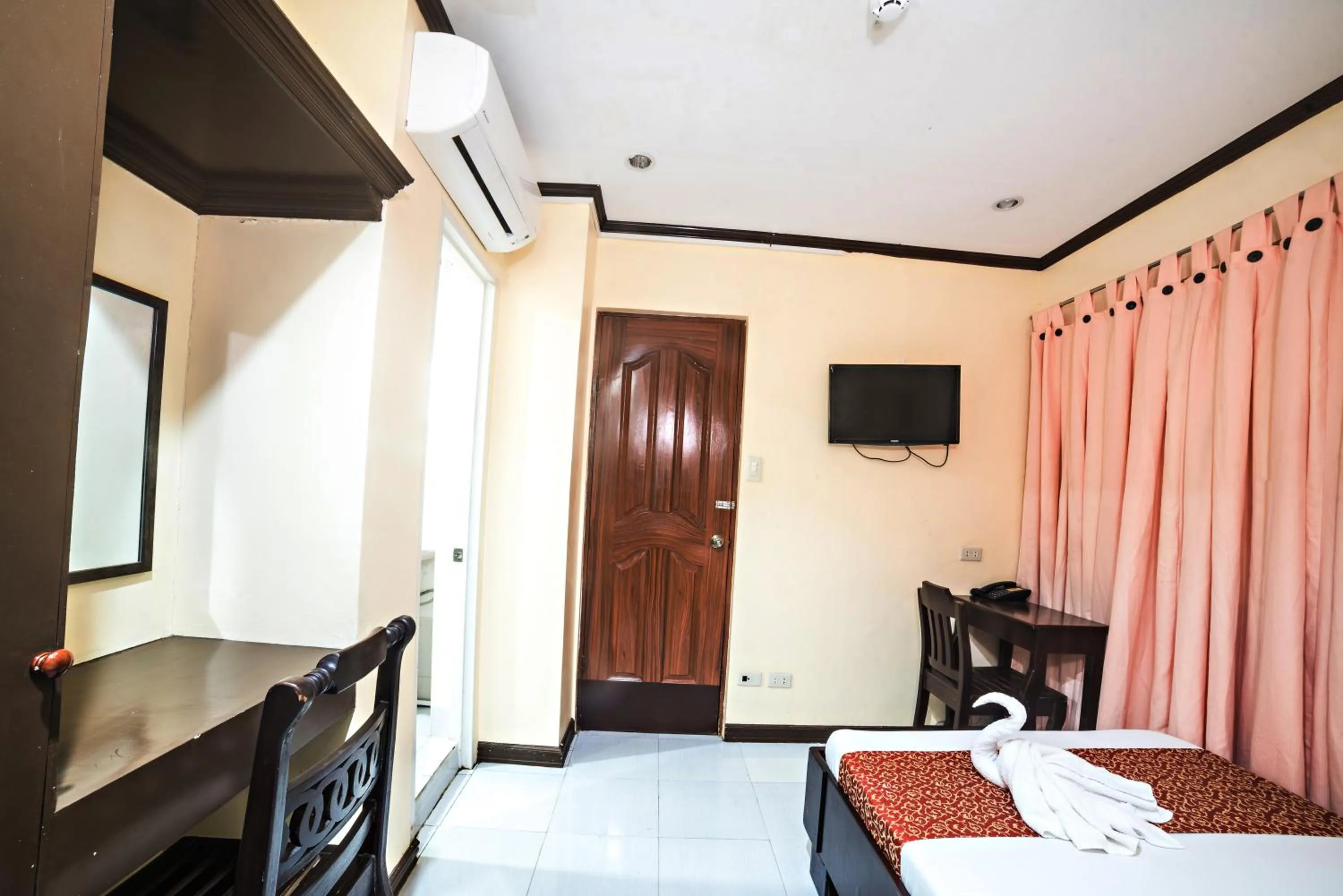 Double Room in RedDoorz near Ormoc Port Terminal