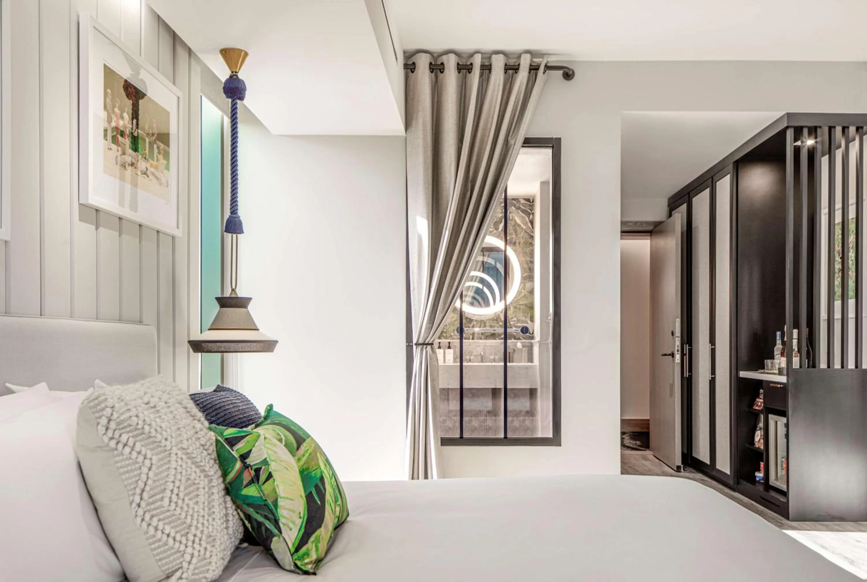 Grove Premier King Room with Balcony in The Ray Hotel Delray Beach, Curio Collection By Hilton