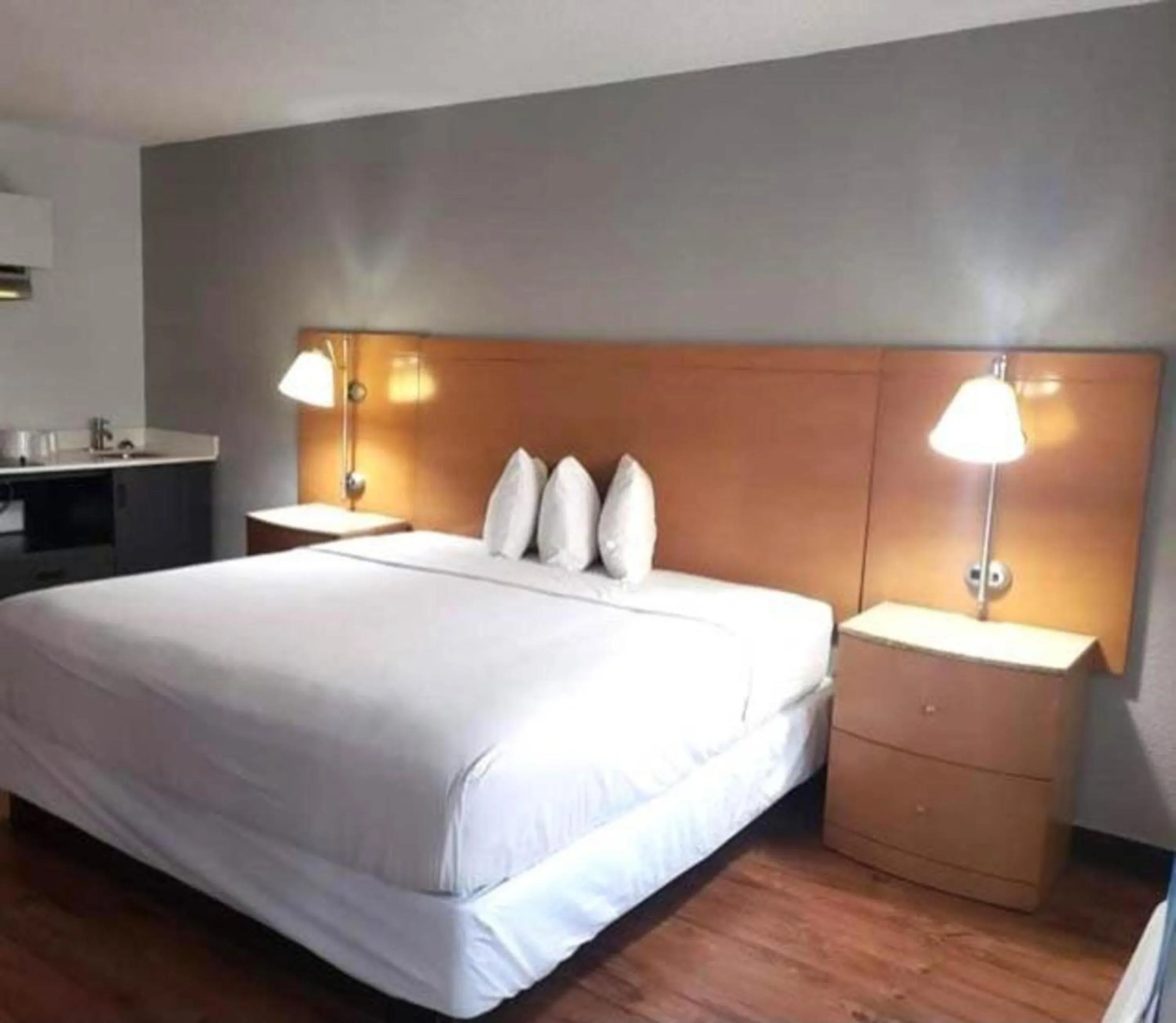 King Room with Roll-in Shower - Disability Access - Non-Smoking in Studio 6 Savannah, GA- Gateway & I-95