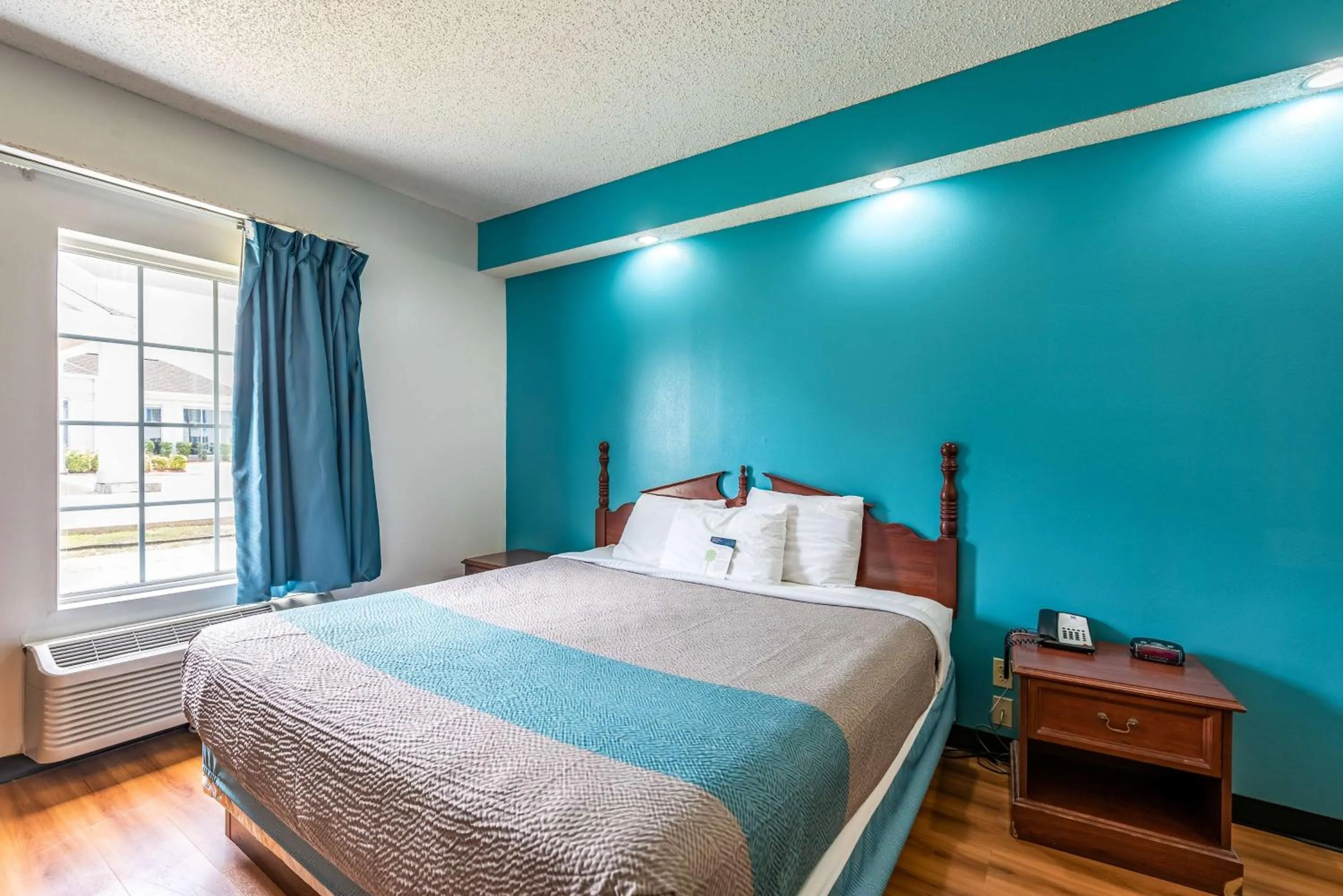 Deluxe King Room - Smoking in Motel 6-Shreveport, LA