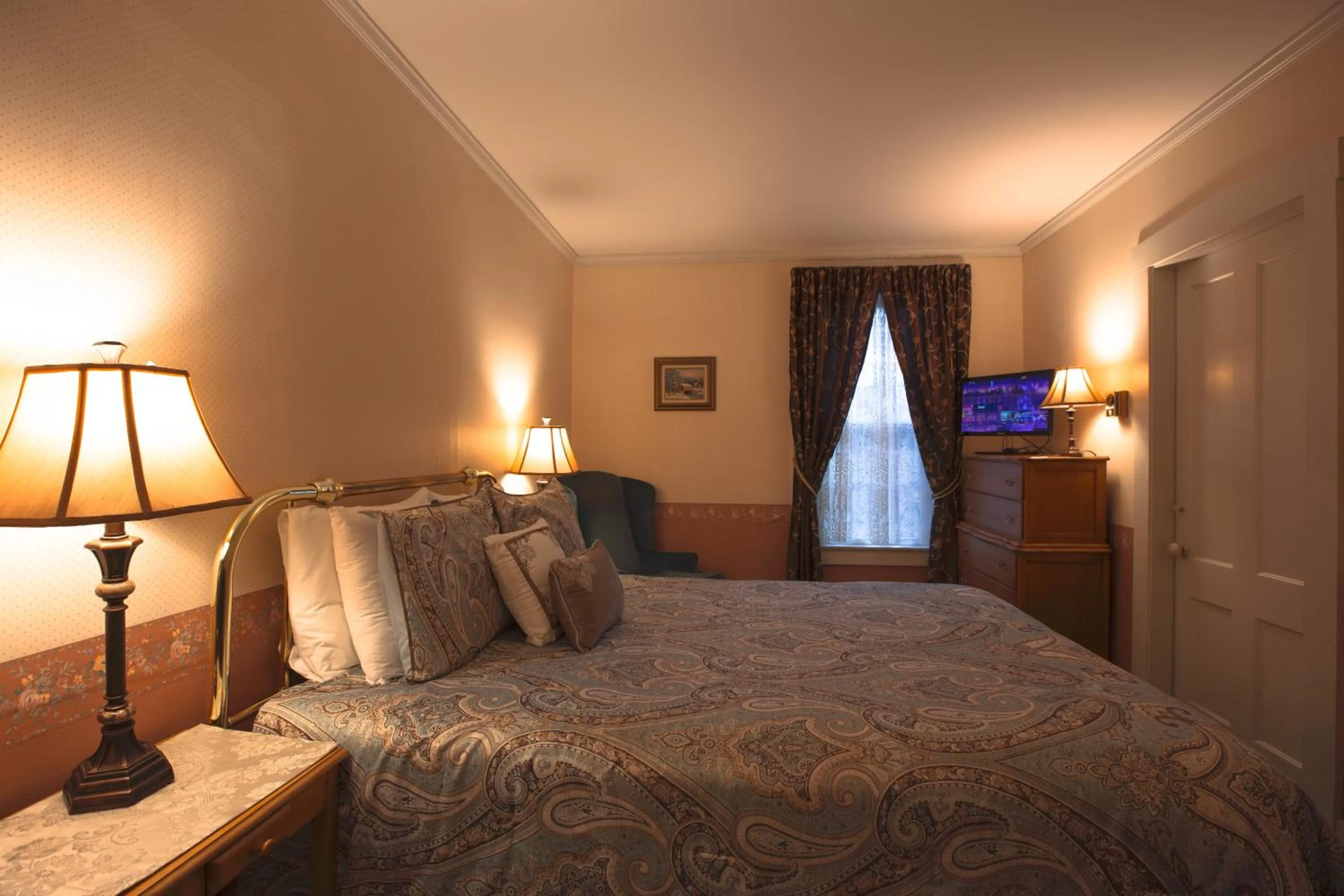 Queen Room in Deerfield Valley Inn - Mt Snow