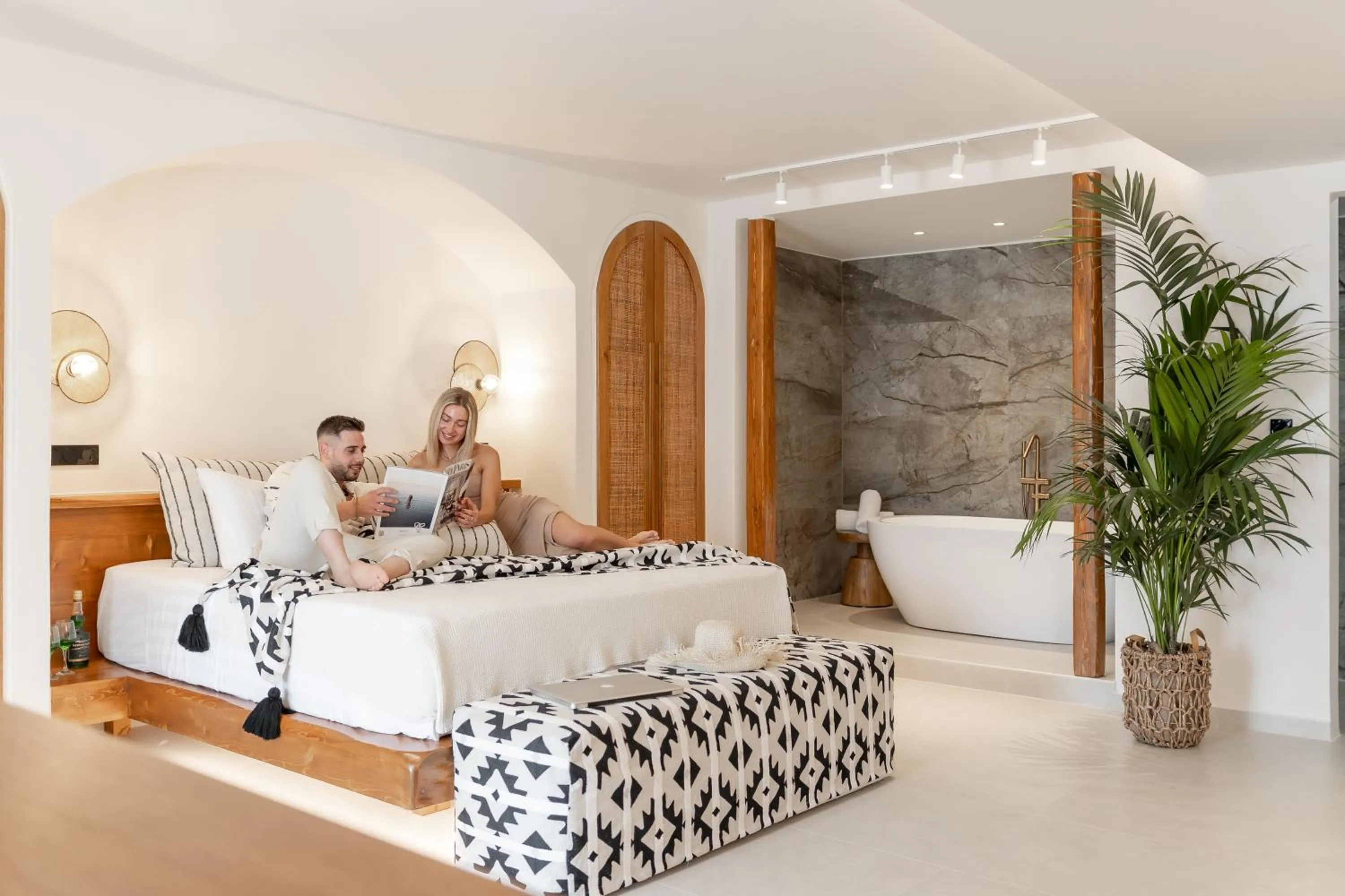 King Suite with Jacuzzi and Garden View in Almiriki Naxos Beachside Living