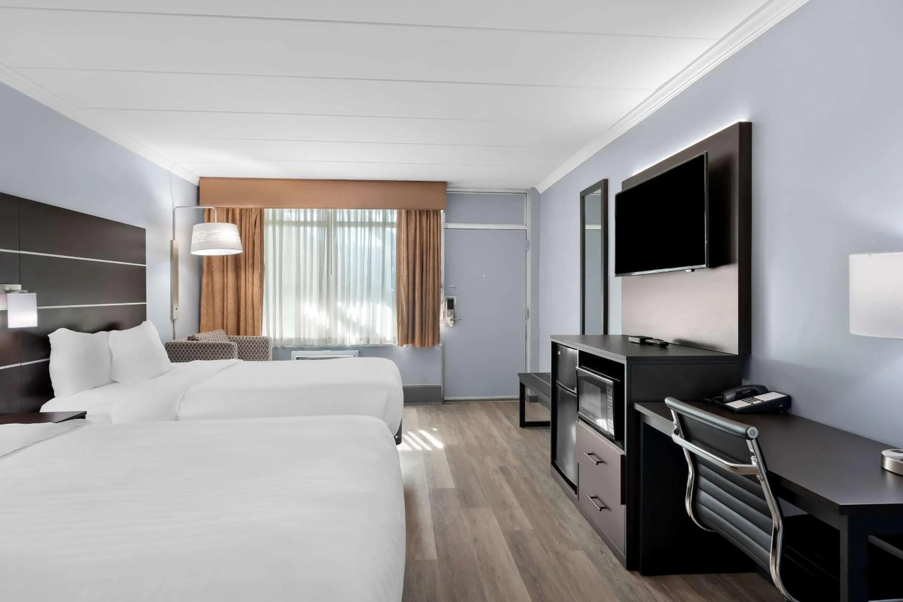 Business Double Room with Two Double Beds - Non-Smoking in Brandywine Valley Inn SureStay Plus by Best Western