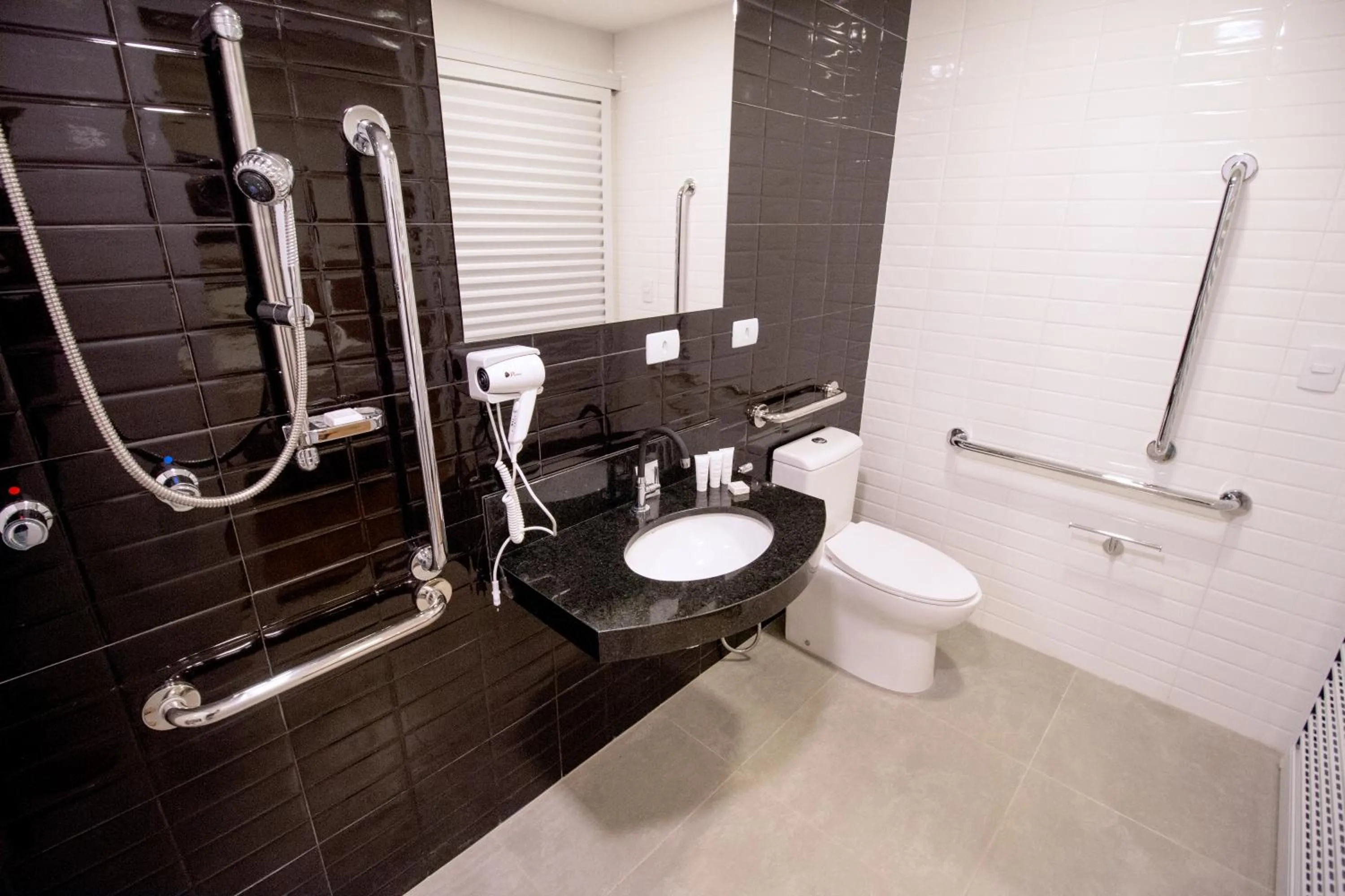 Deluxe Queen Suite - Disability Access in Promenade Bonito All Suites