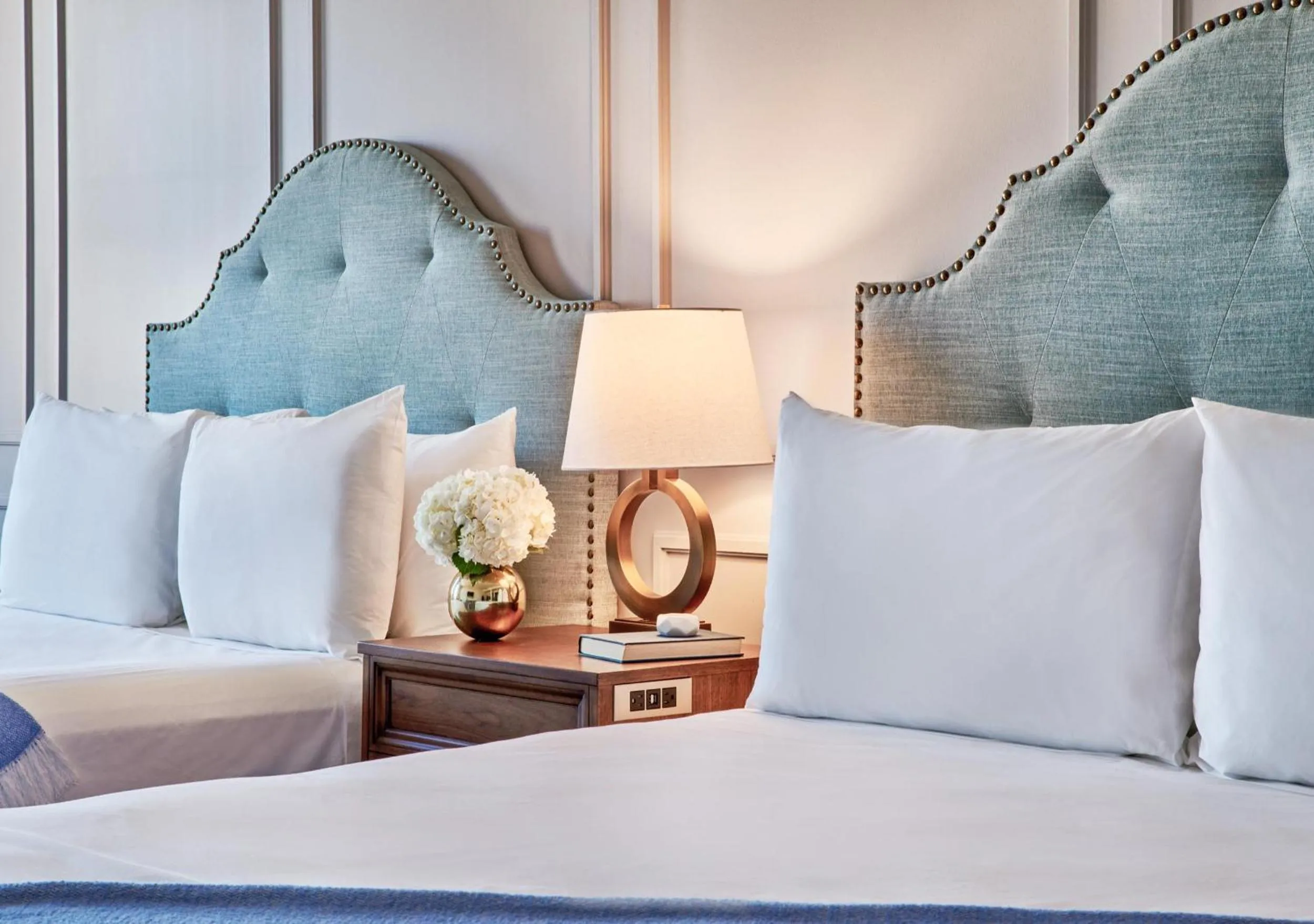 Traditional Two Queen in The Loutrel