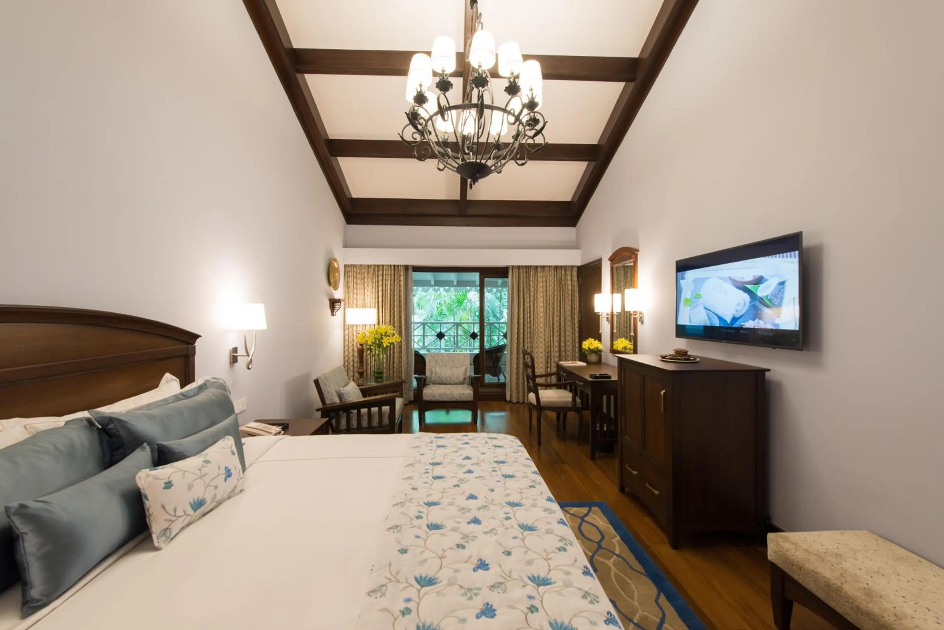 Luxury Suite One Bedroom Garden View King Bed - single occupancy in Taj West End