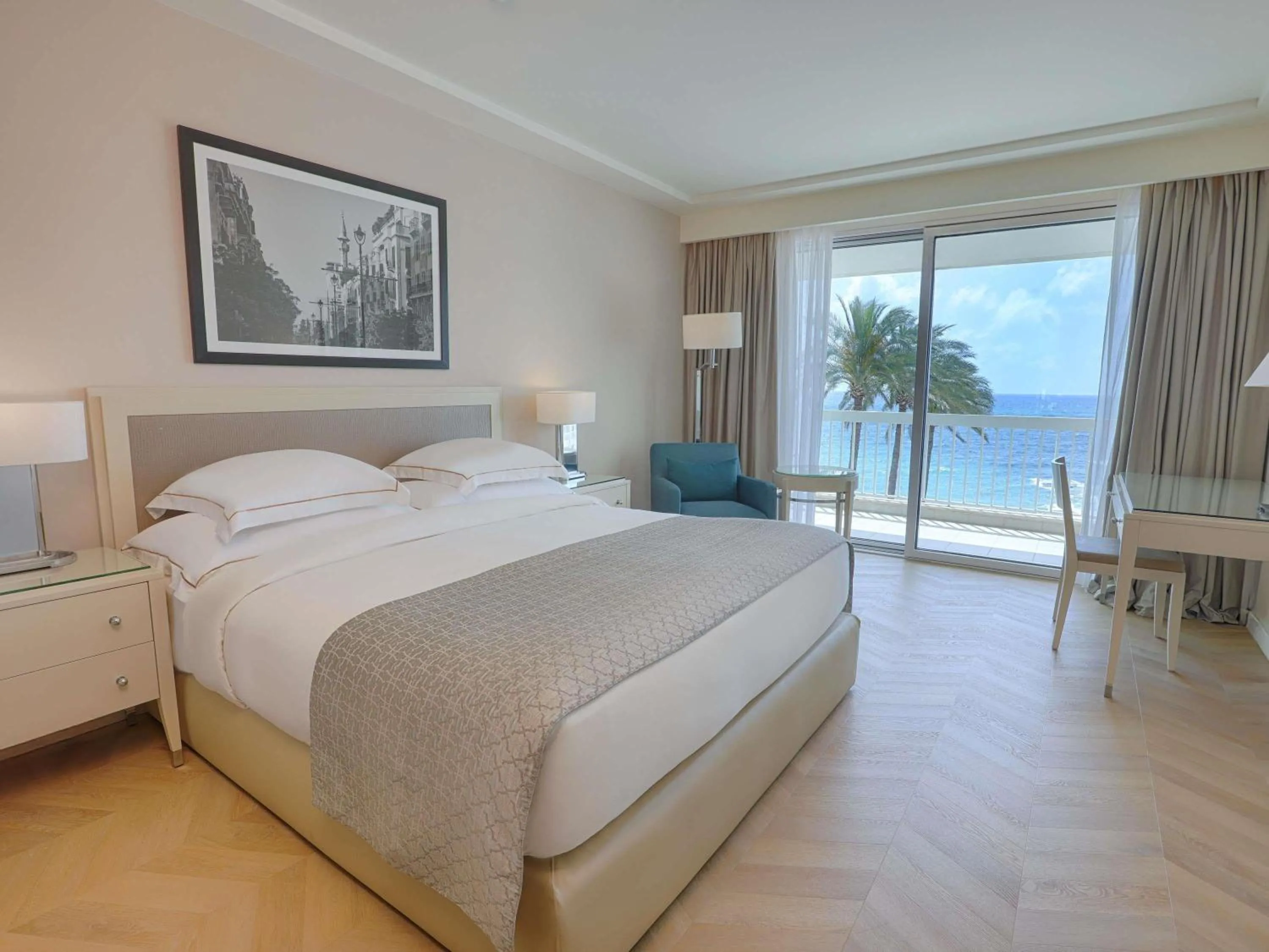 Deluxe King Room with Sea View in Mövenpick Hotel Beirut