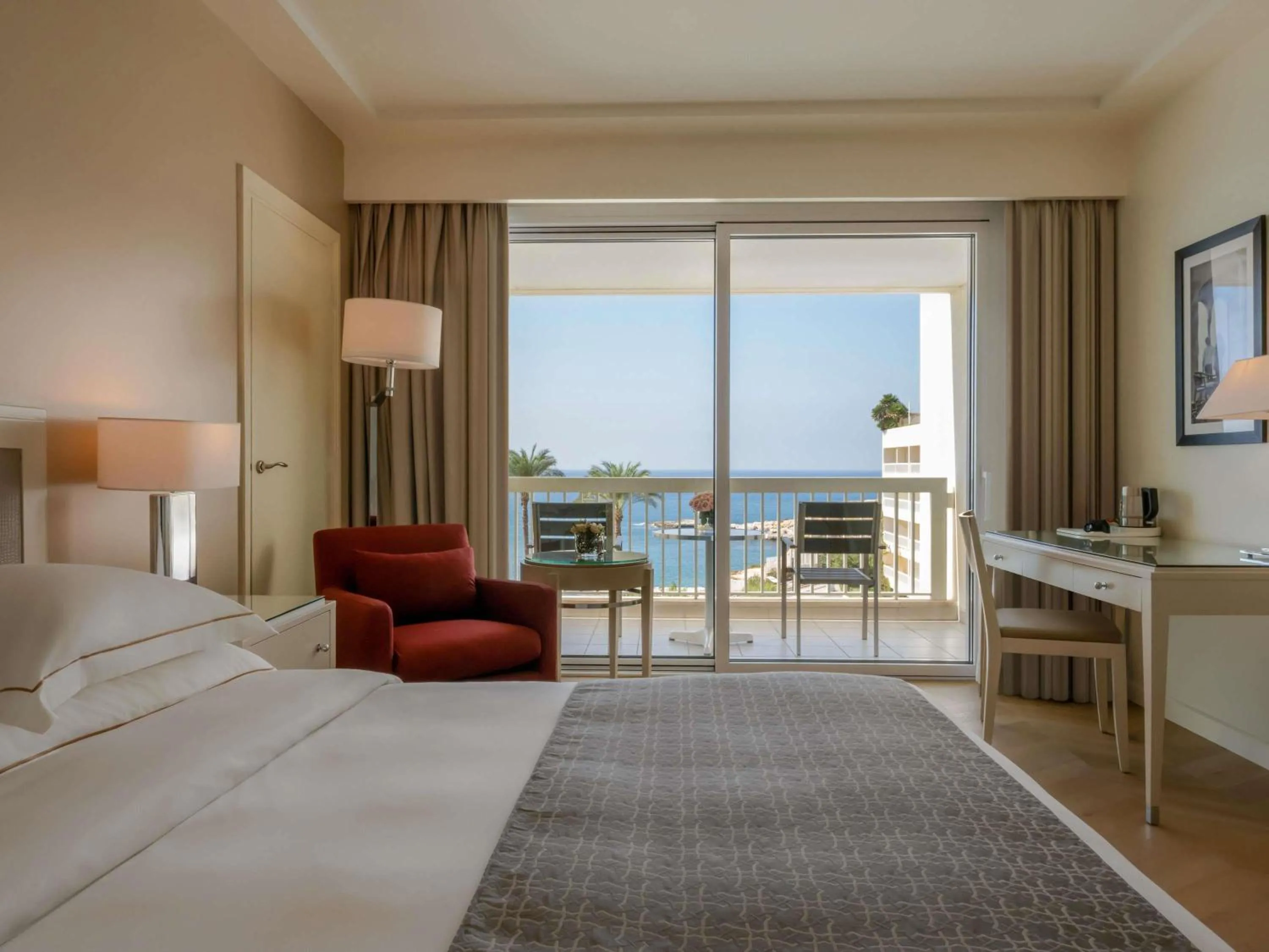 Deluxe King Room with Sea View in Mövenpick Hotel Beirut