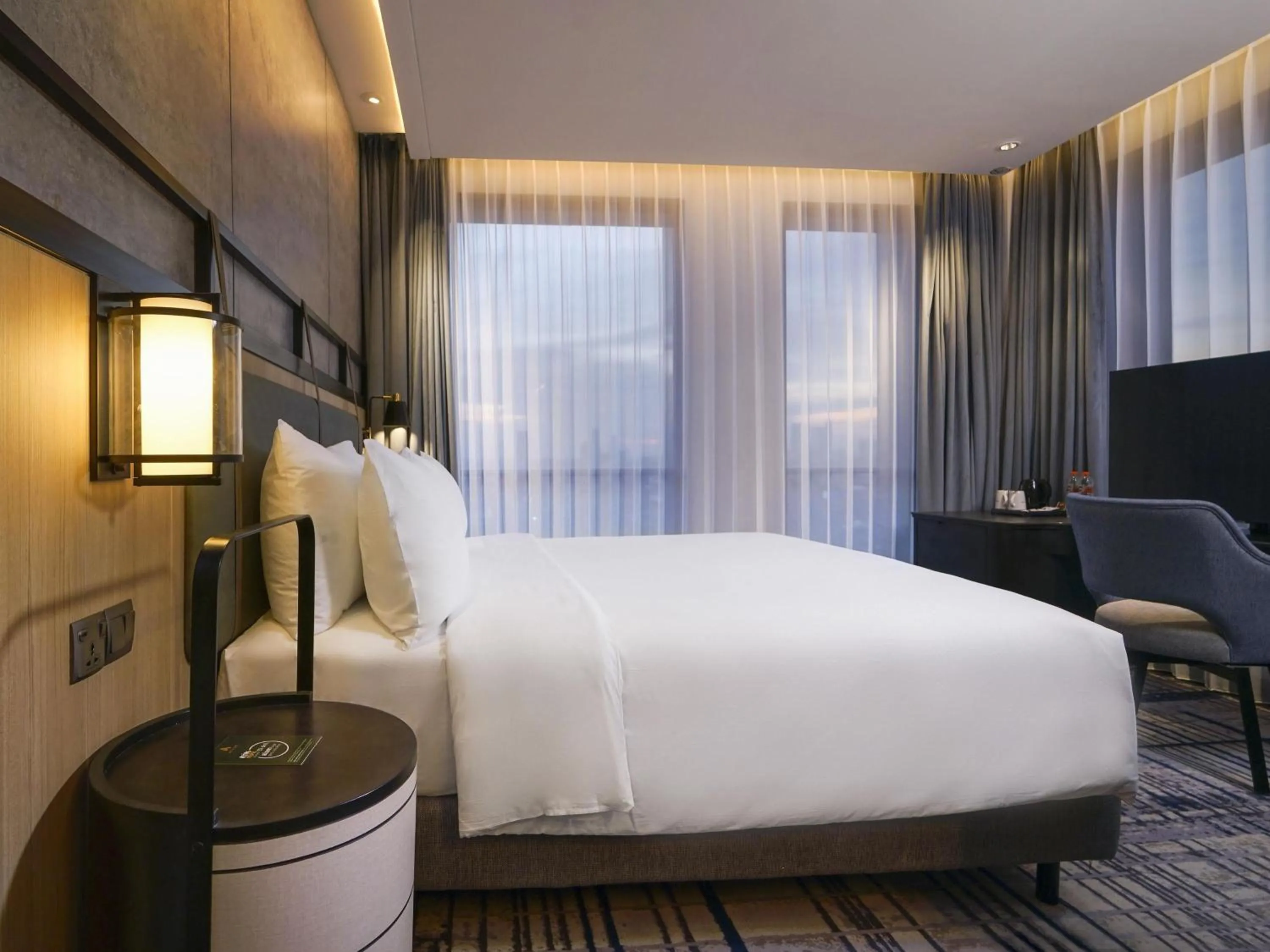 Premium Superior Queen Room - City Side in Mercure Surabaya Manyar