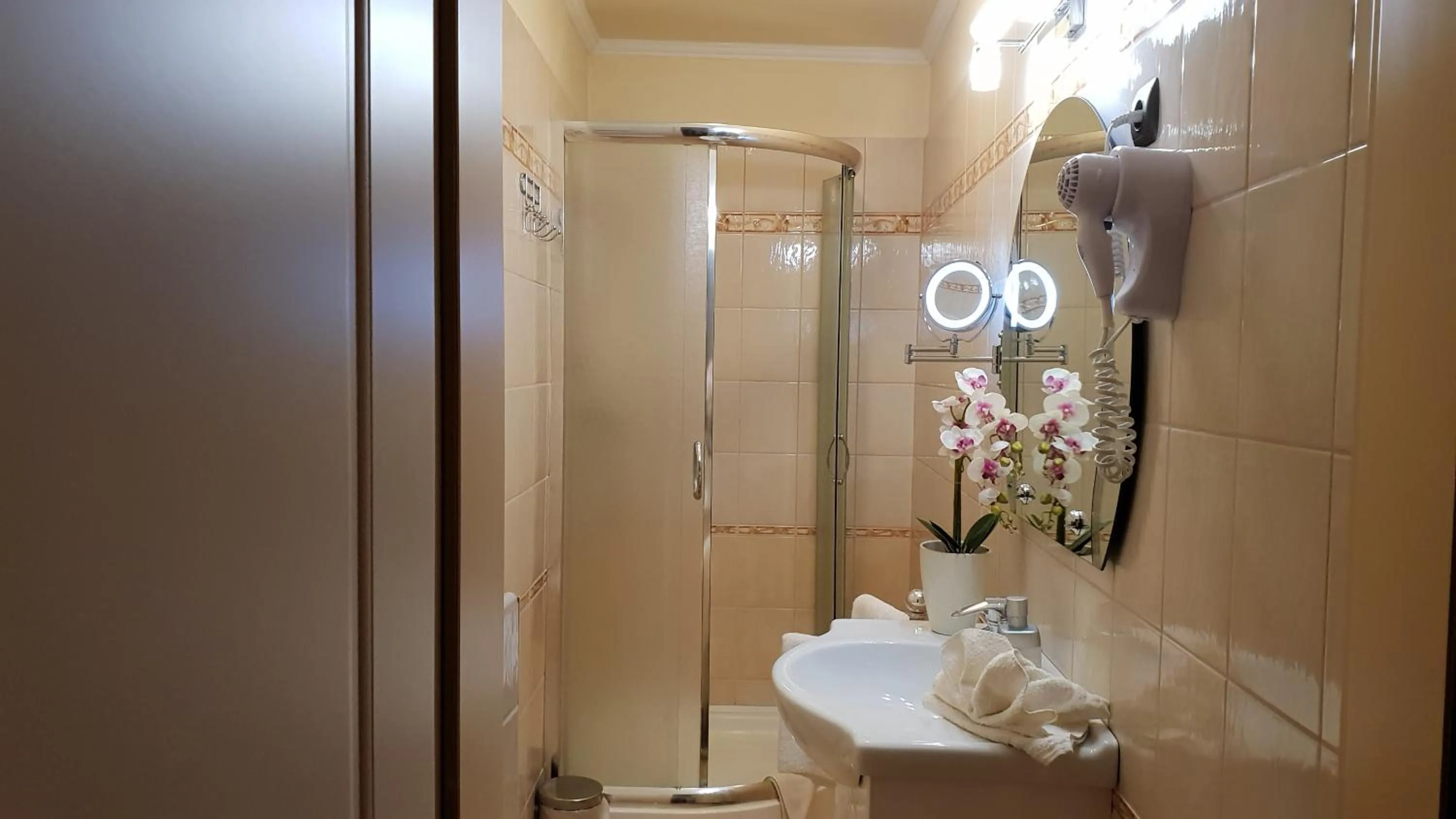 Standard Twin Room in Hotel Isabell Győr