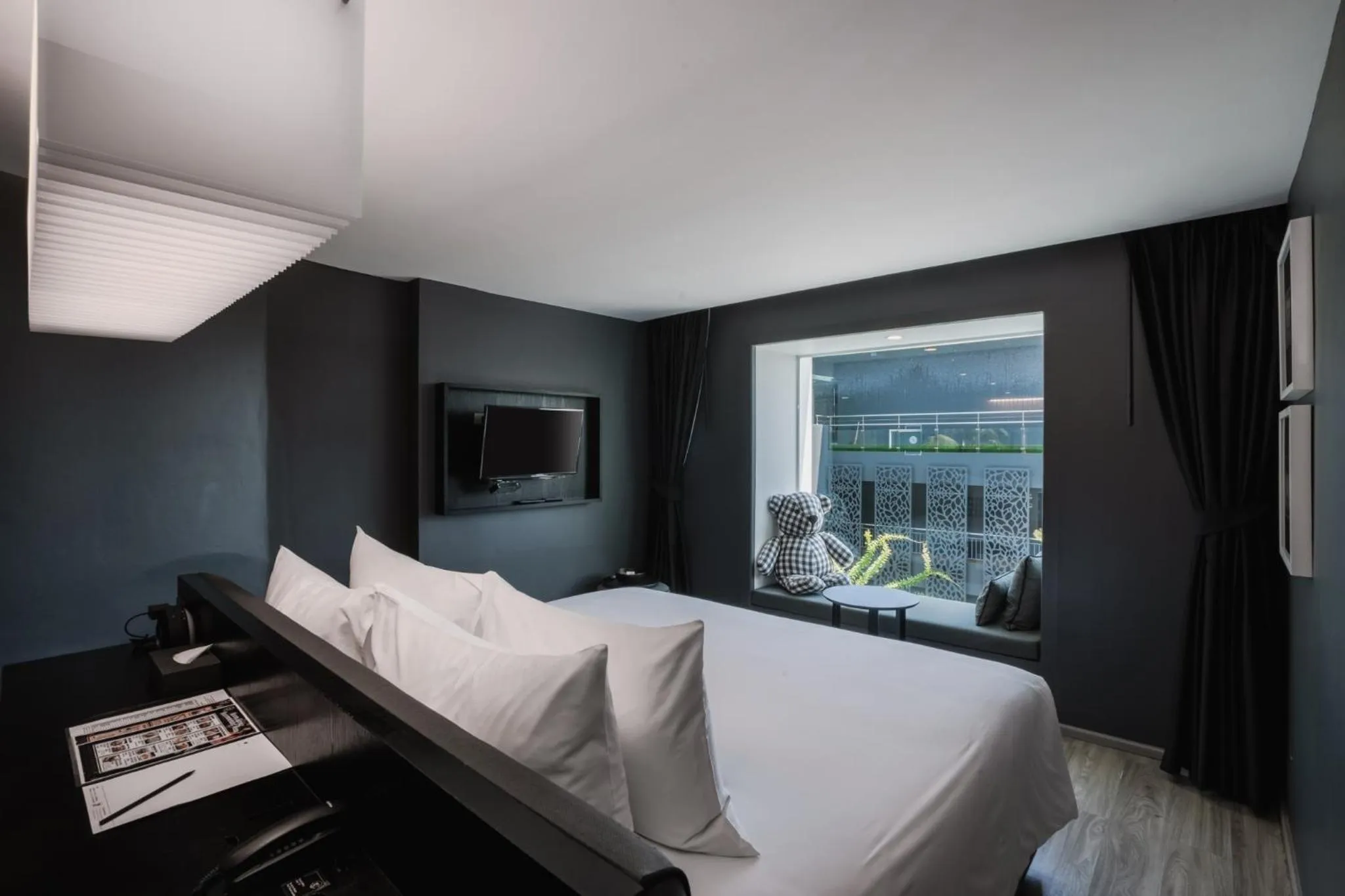 Ozone Hall with Bathtub in Foto Hotel Phuket Beachfront