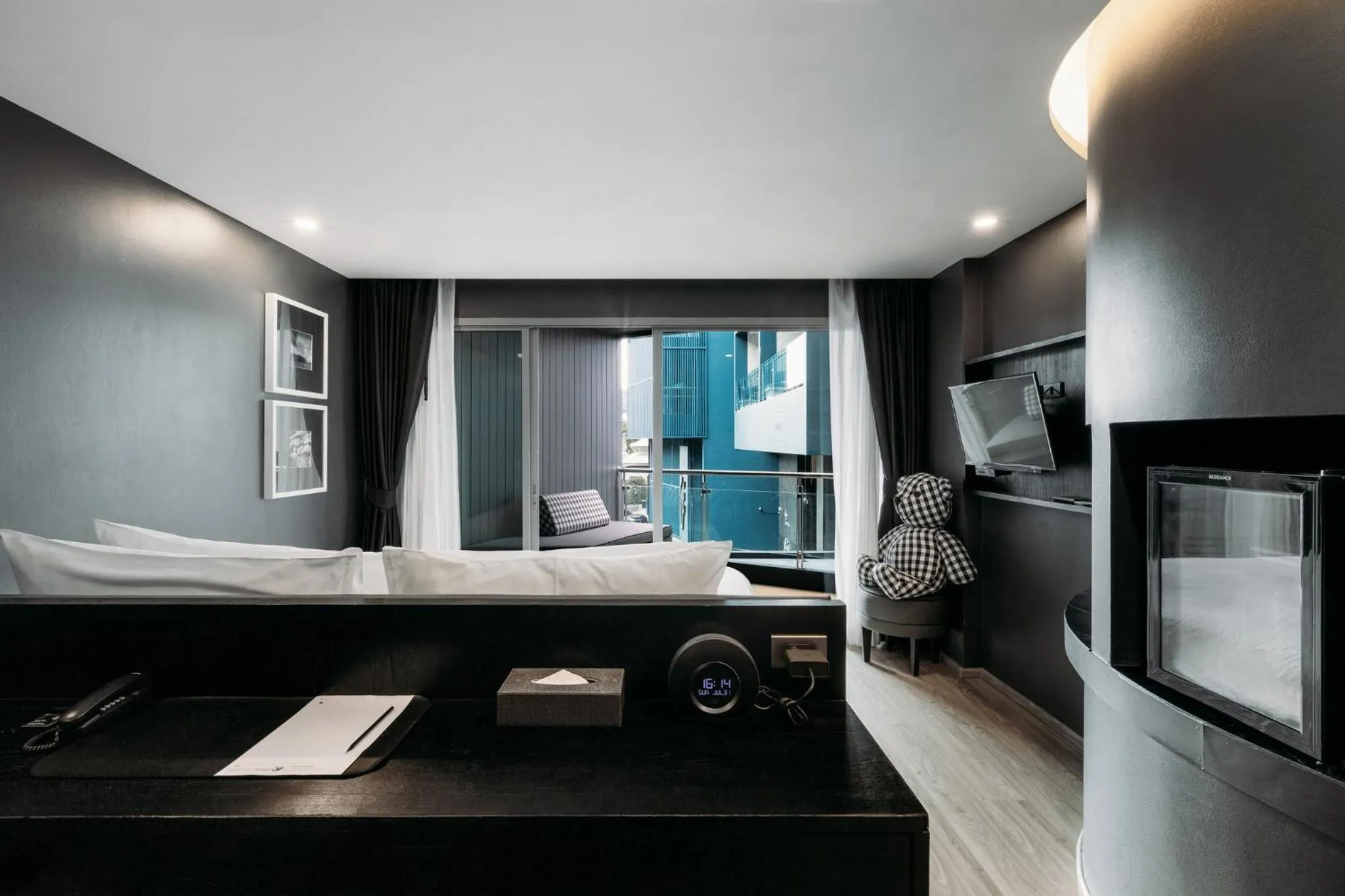 Ozone Hall Twin Bed with Balcony in Foto Hotel Phuket Beachfront