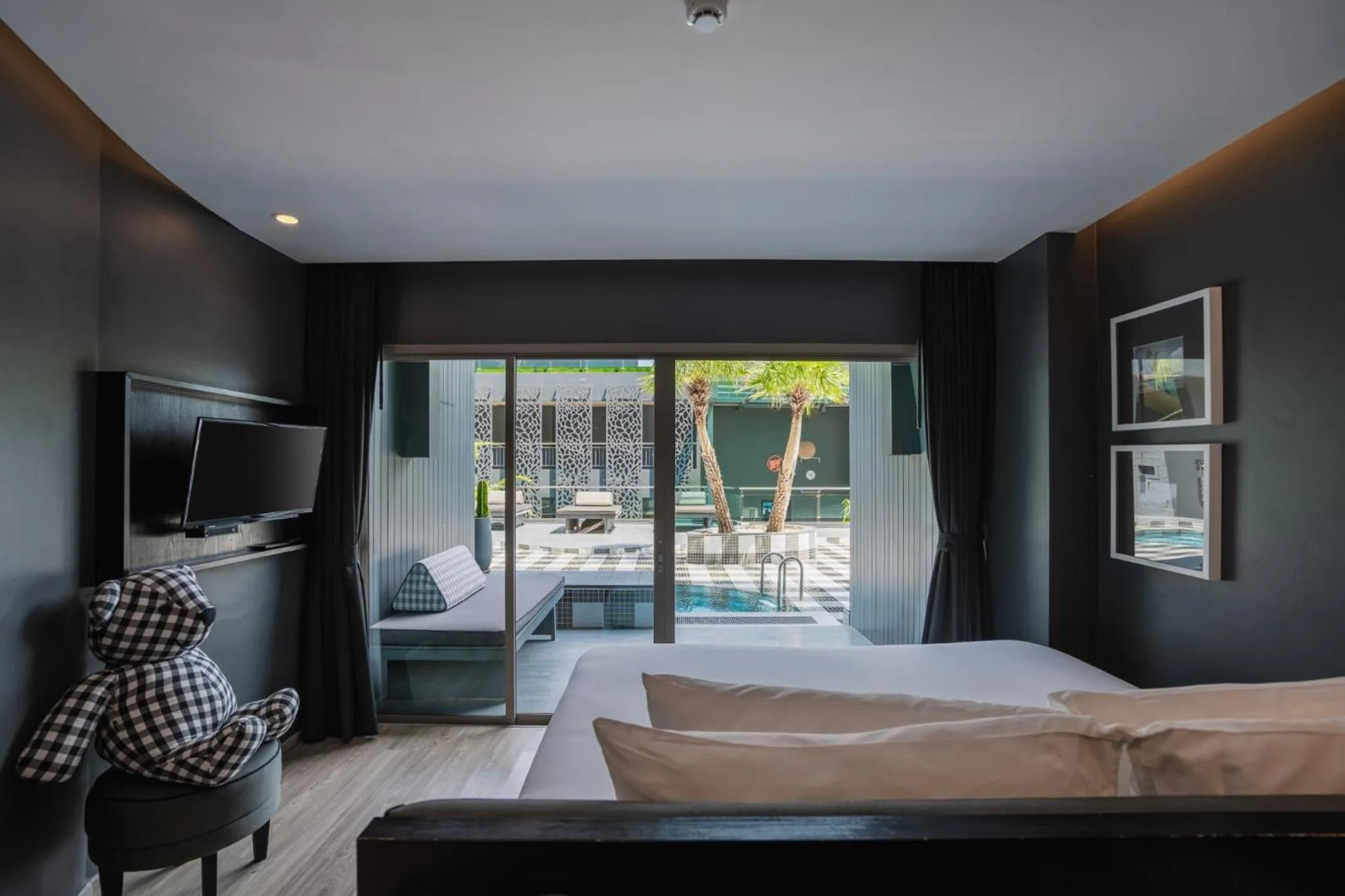 Ozone Hall with Bathtub Pool Access in Foto Hotel Phuket Beachfront