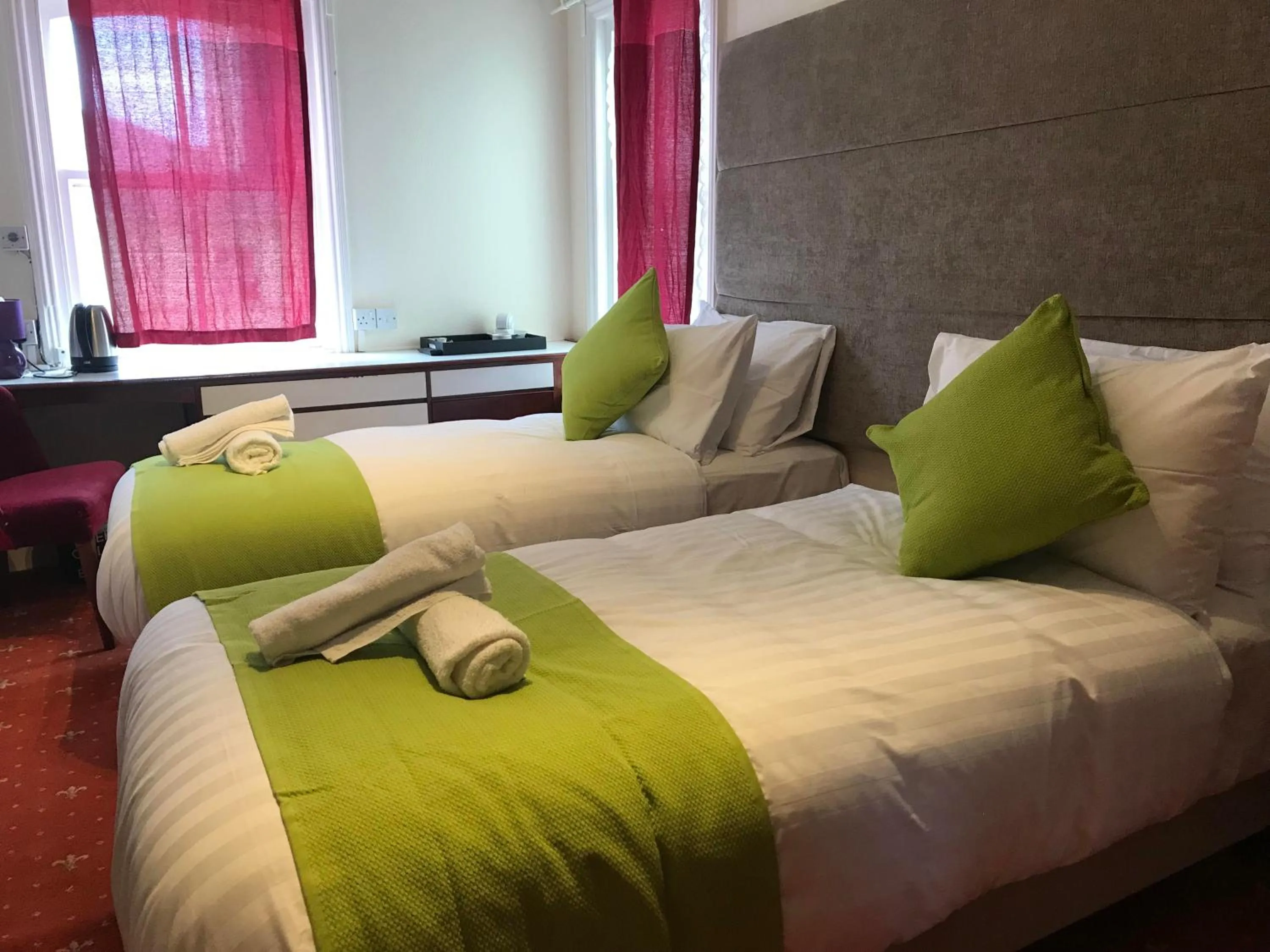 Twin Room with Private Bathroom in Pearl & Pebbles Eastbourne