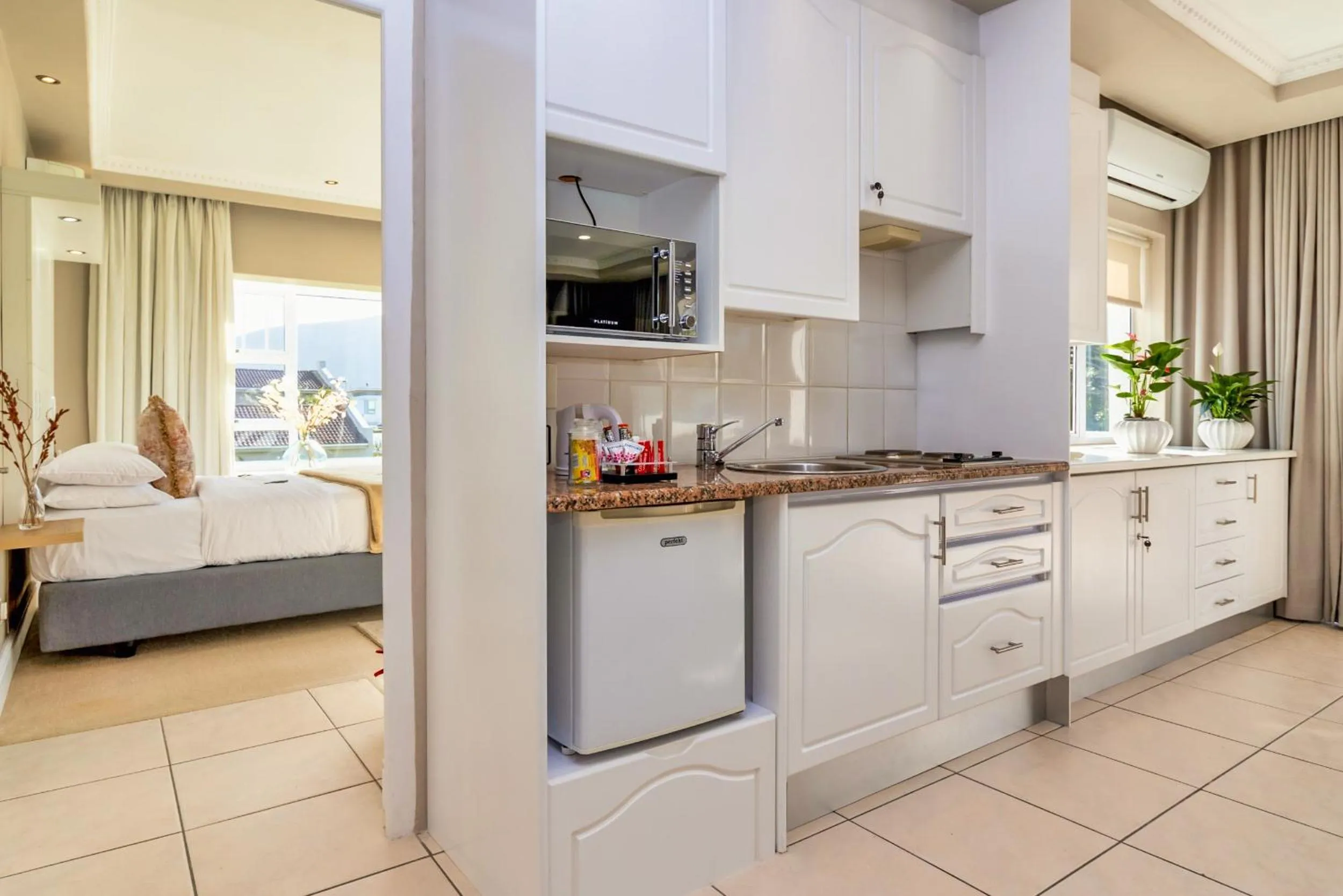 Suite with Mountain View in Hermanus Beachfront Lodge - Solar Power