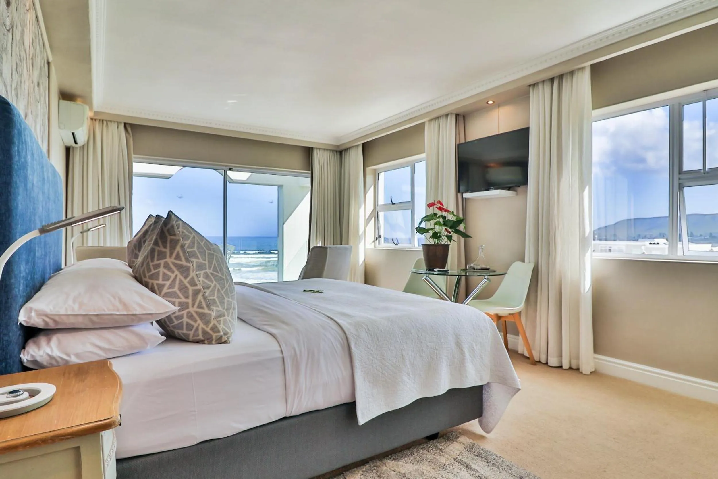 Superior Suite in Hermanus Beachfront Lodge - Solar Power