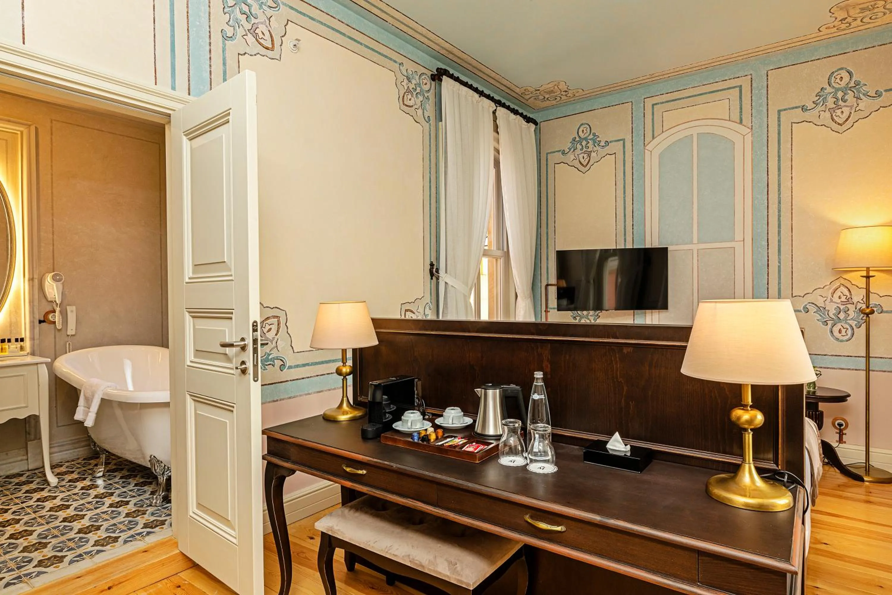 Deluxe Double Room with Bathtub in Meroddi Barnathan Hotel