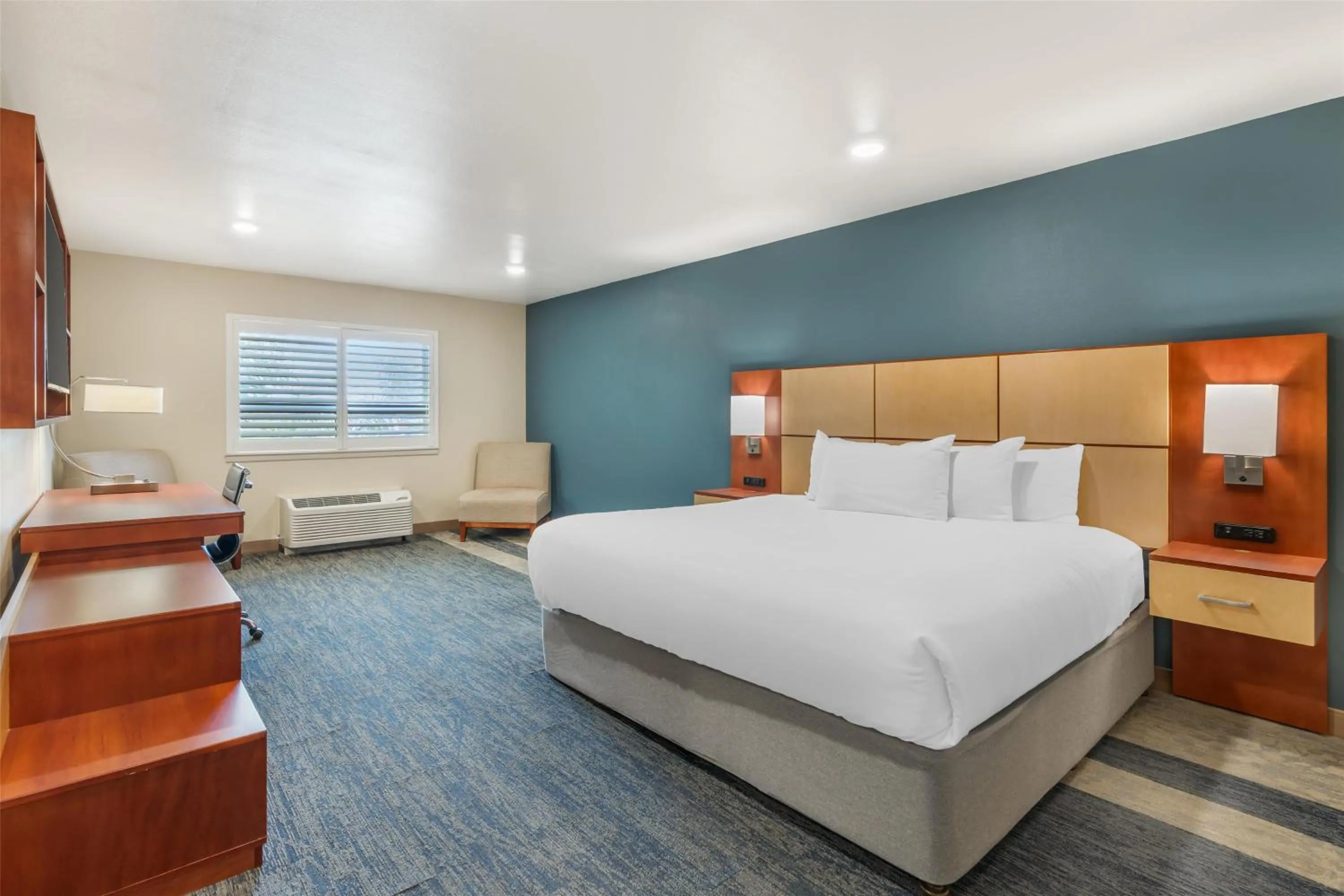 King Room with Roll-in Shower - Disability Access - Non-smoking in Best Western Plus Clocktower Inn