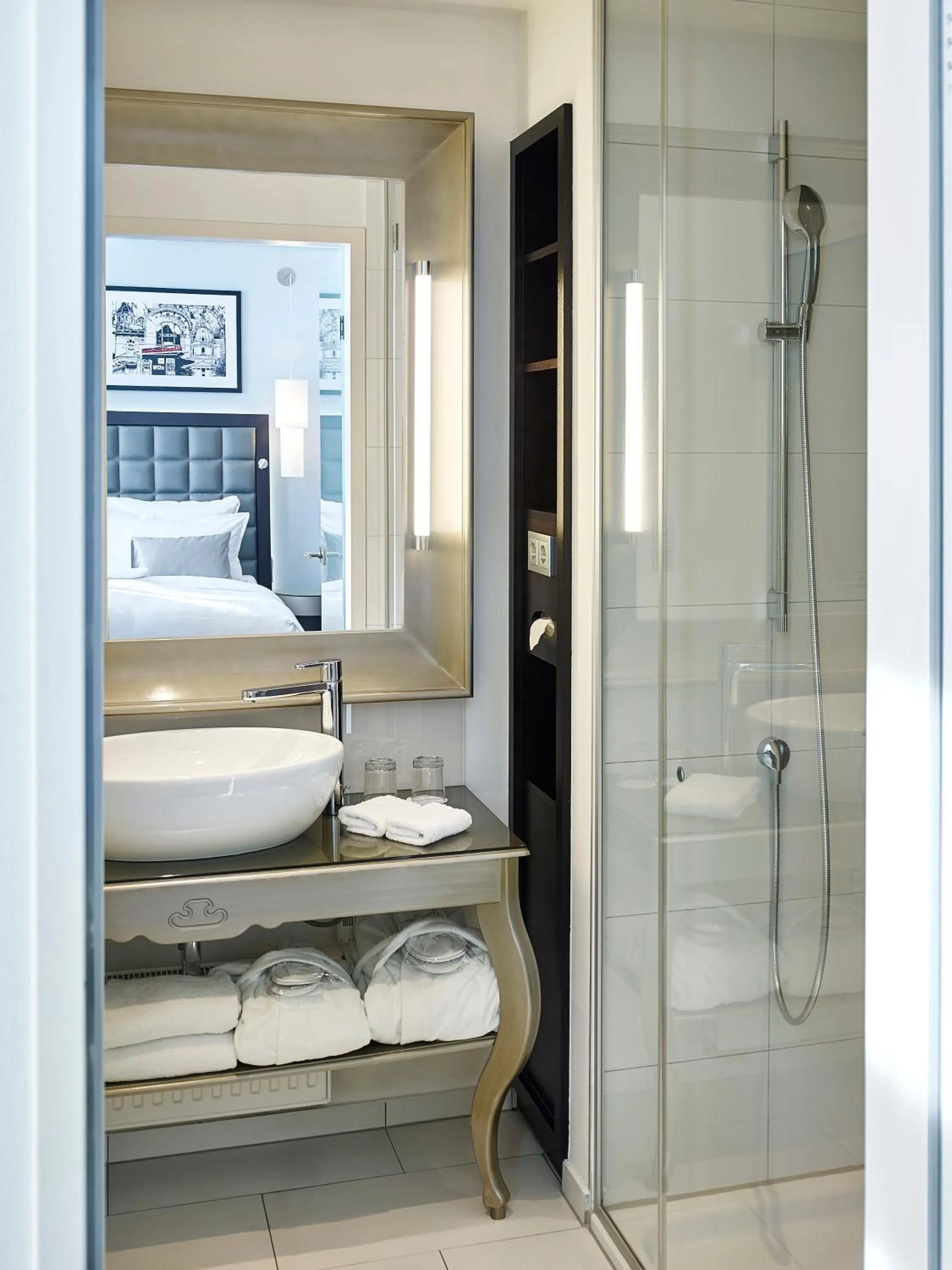 Superior Queen Room in Steigenberger Hotel Herrenhof