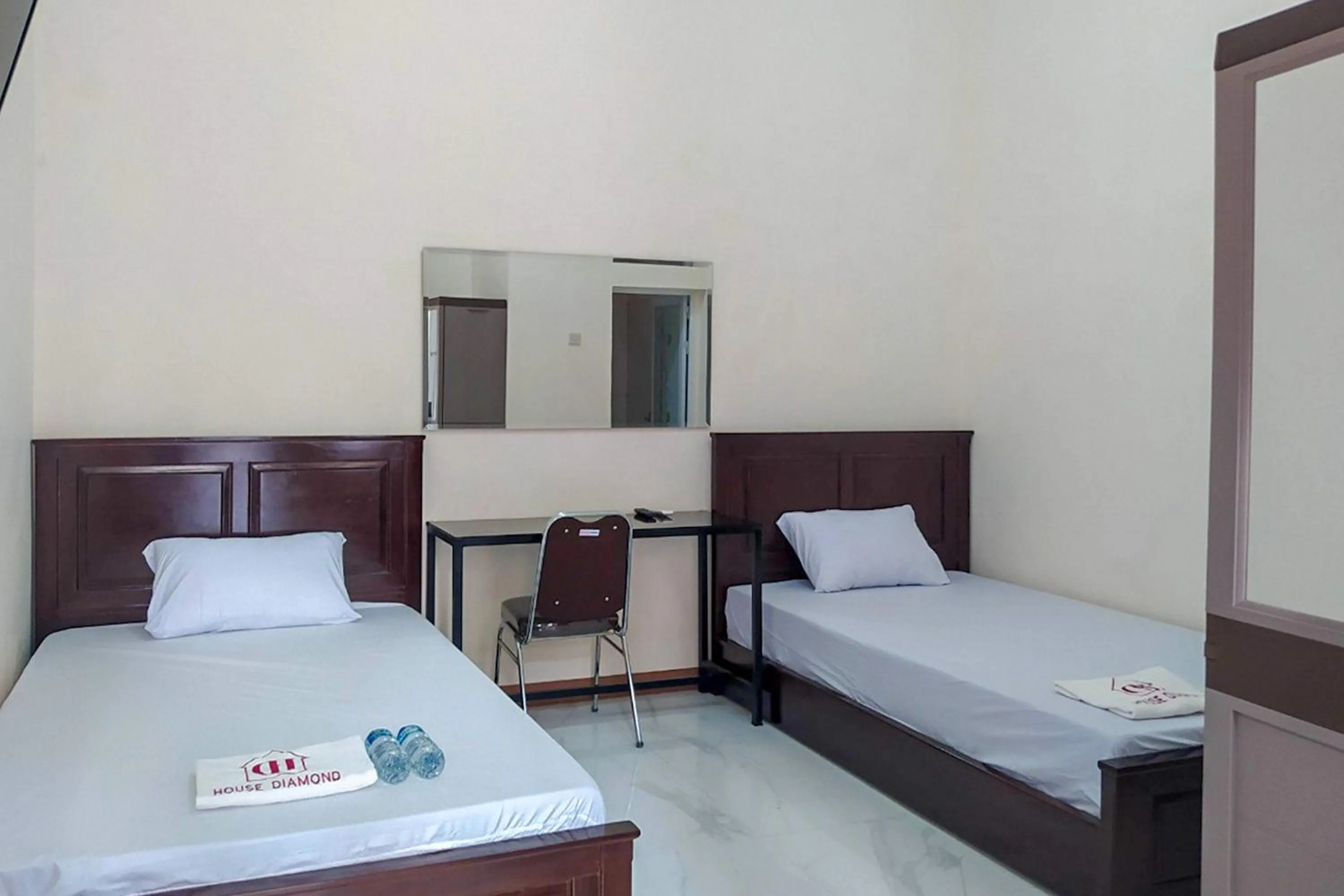 Twin Room in RedDoorz Syariah near Exit Tol Pemalang