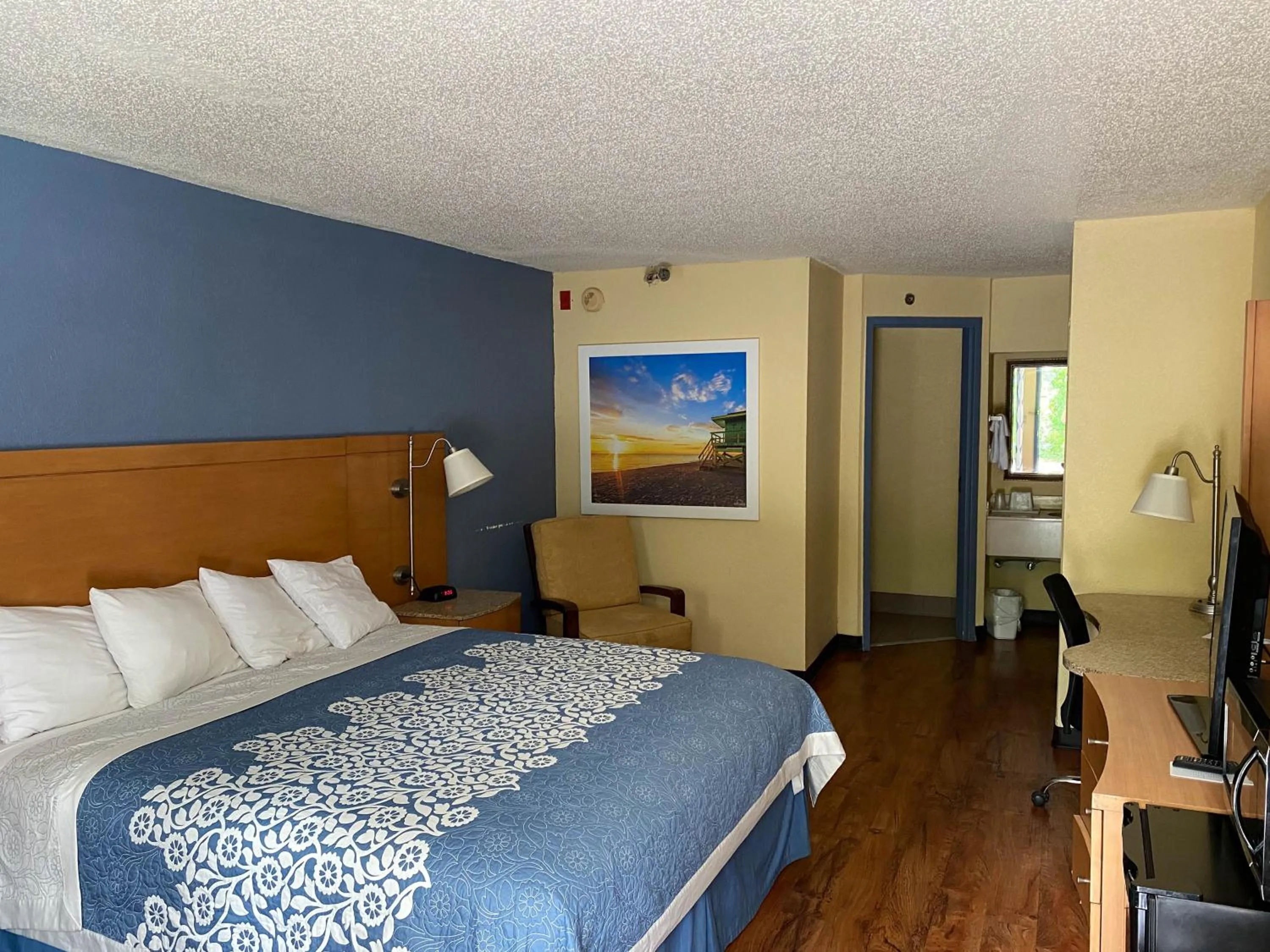 King Room with Roll-in Shower - Disability Access - Non-Smoking in Motel 6 Savannah GA Gateway & I95