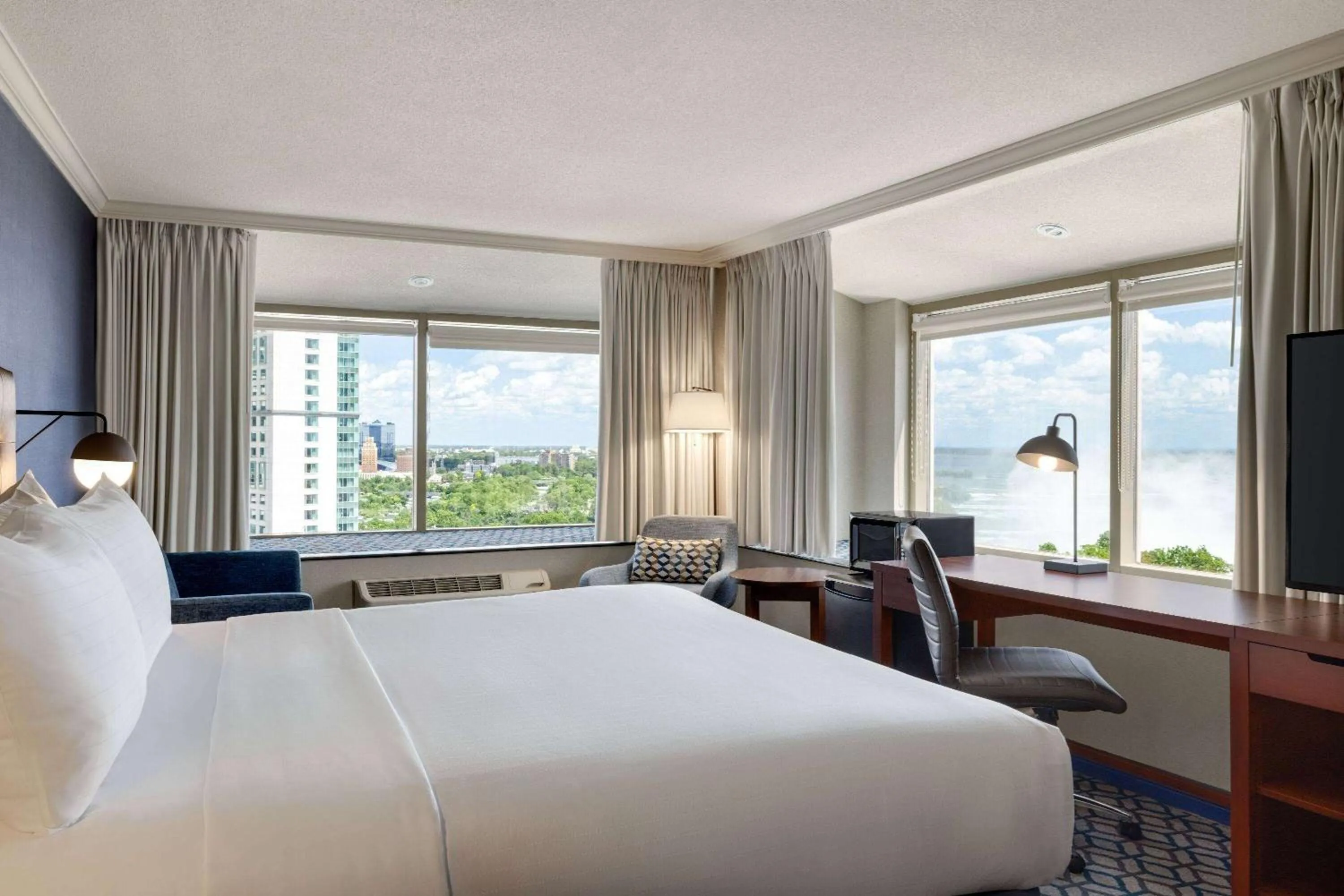 1 King Bed, City View (Upper Floor), Non-Smoking in Wyndham Grand Fallsview Hotel
