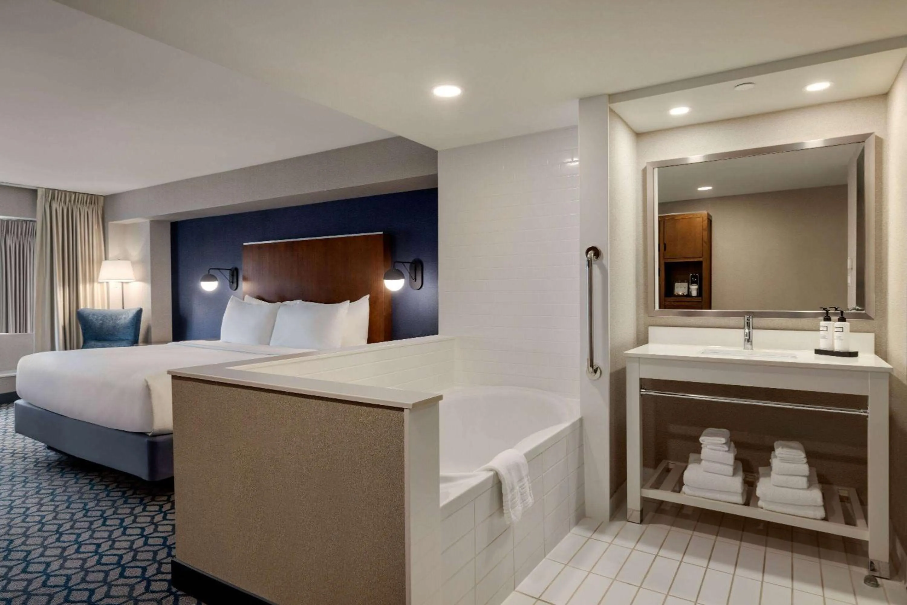 Deluxe, 1 King Bed, Non-Smoking in Wyndham Grand Fallsview Hotel