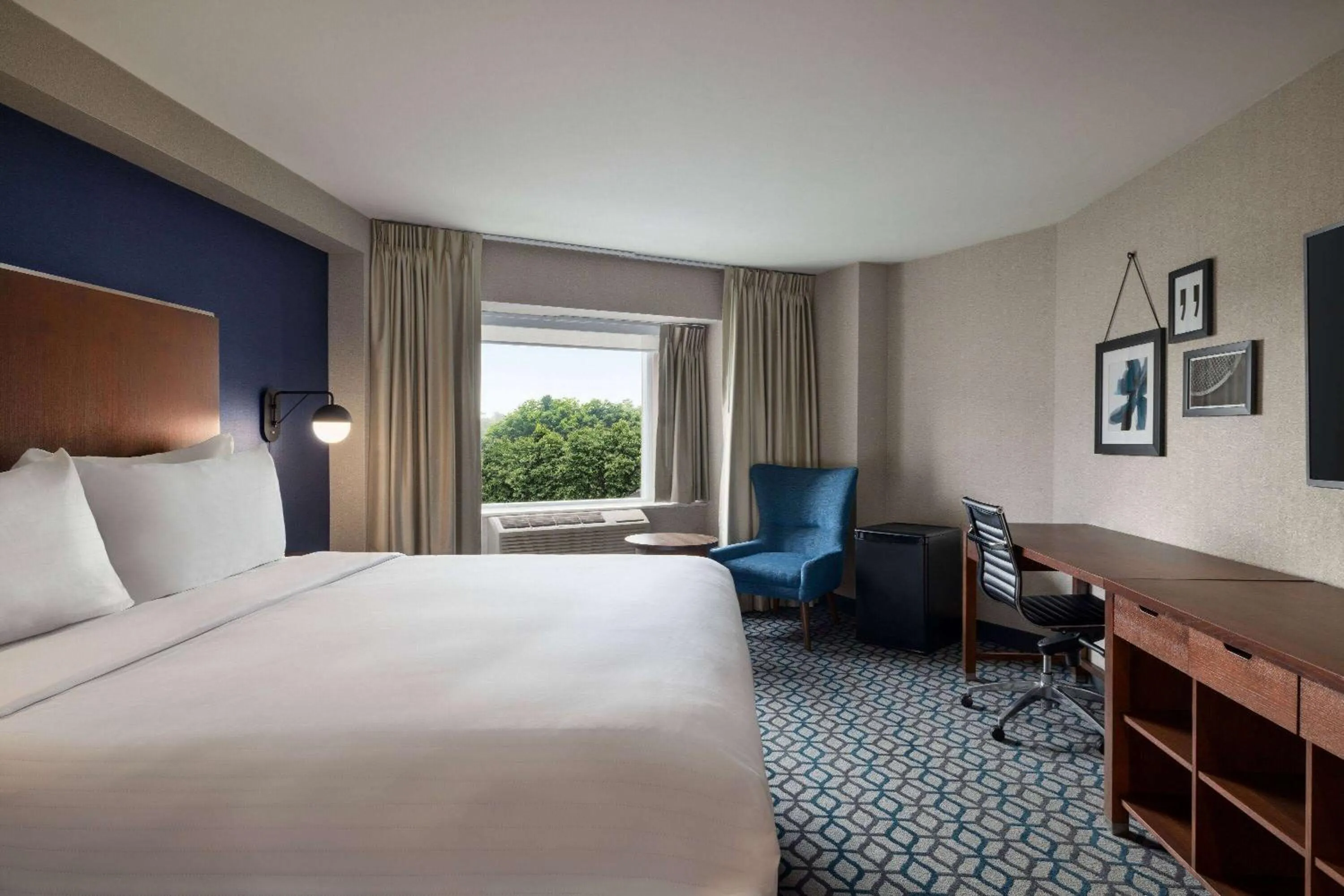 1 King Bed, Accessible (Mobility, Roll-In Shower), Non-Smoking in Wyndham Grand Fallsview Hotel