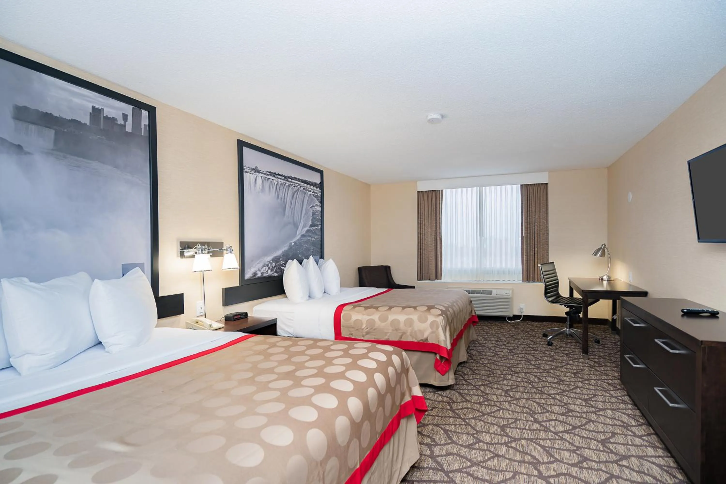 Deluxe Queen Room - Mobility Access/Non-Smoking in Ramada By Wyndham Niagara Falls near the Falls