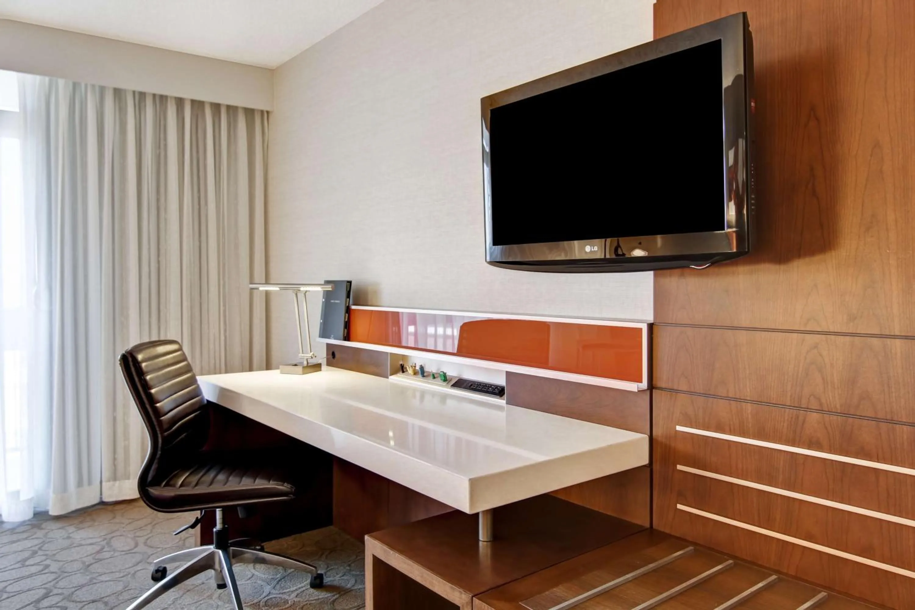 Deluxe King Room in Hilton Mississauga/Meadowvale