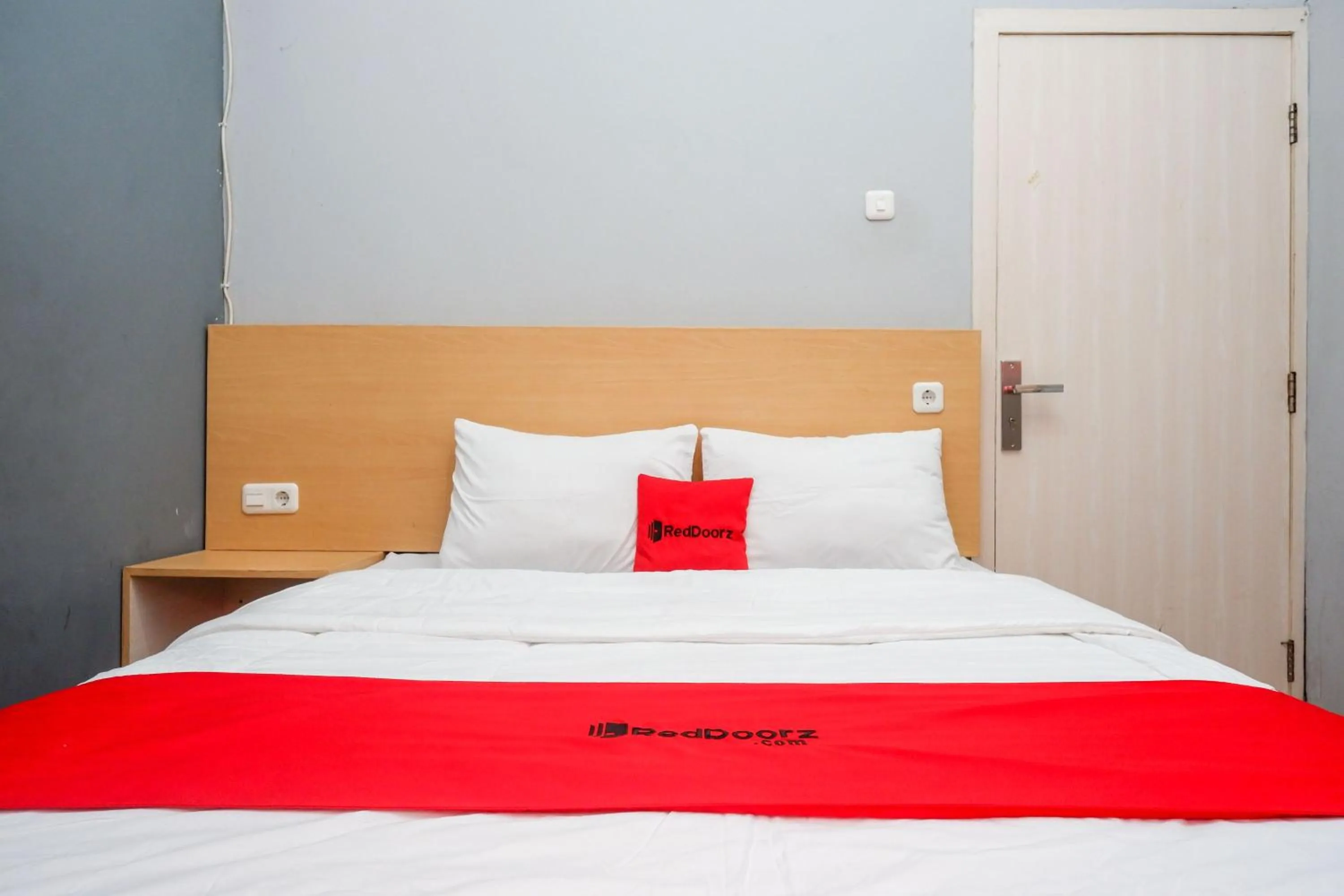 Double Room in RedDoorz near Exit Tol Batang