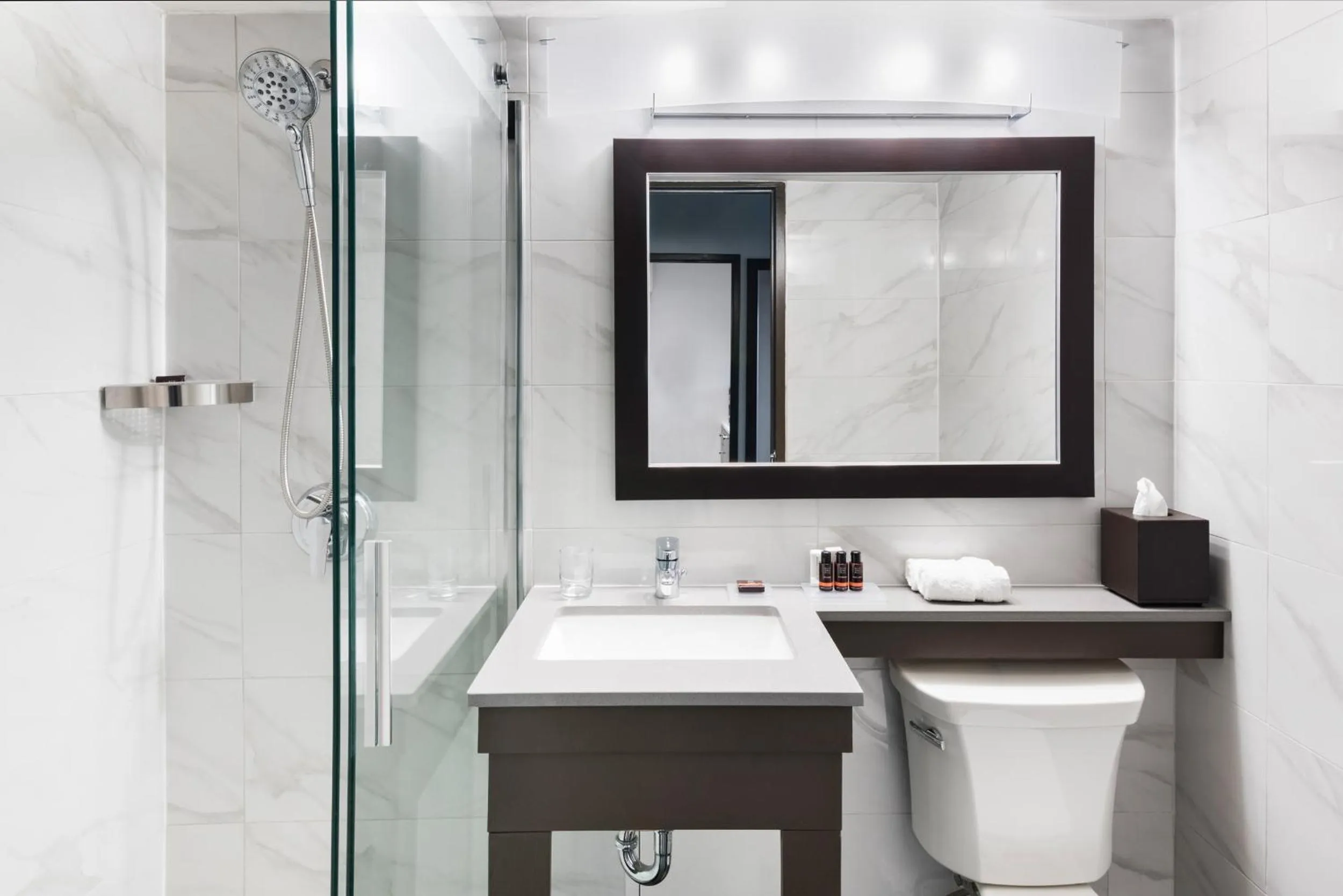 Bachelor Suite with One King Bed in Ottawa Embassy Hotel & Suites