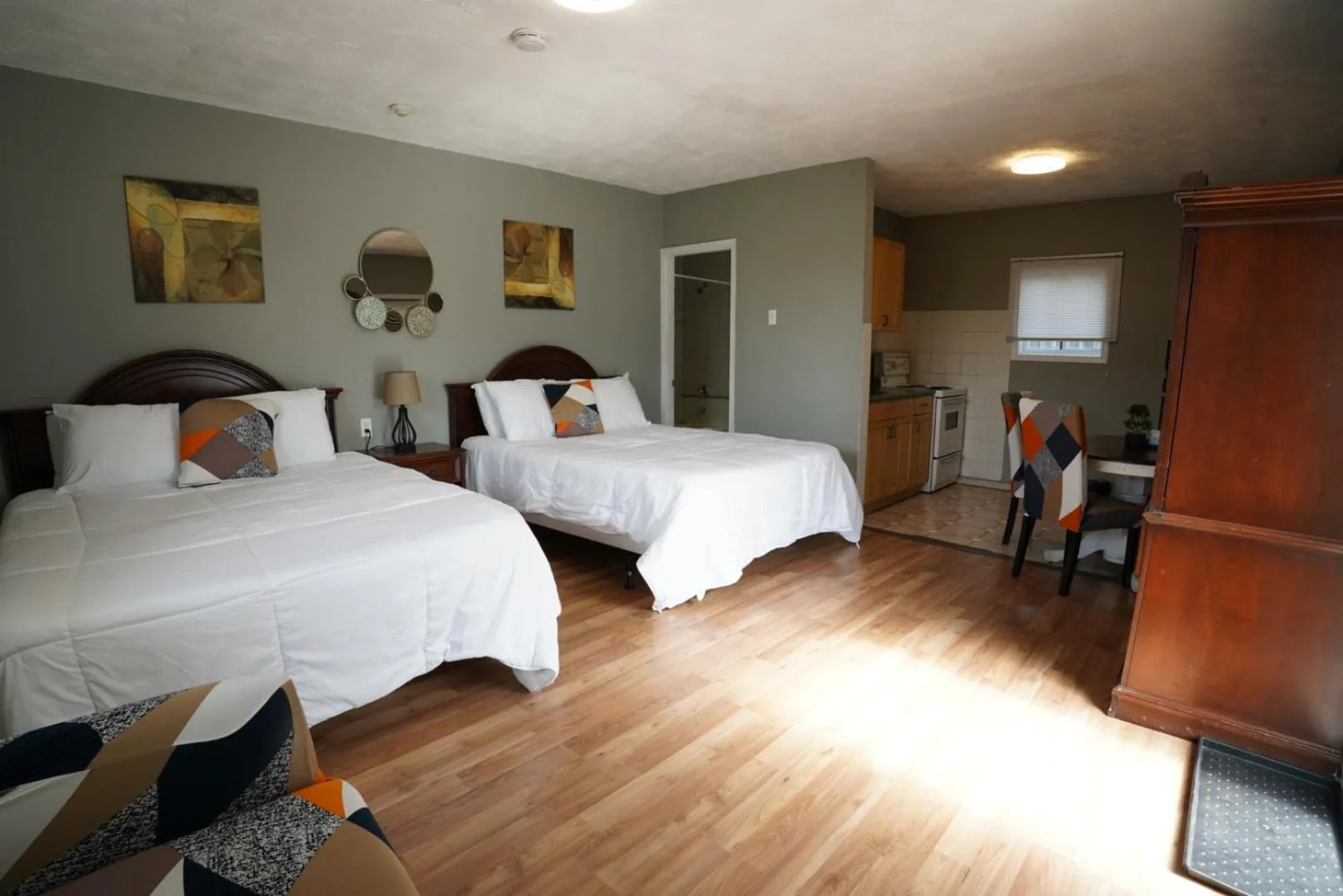 Queen Room with Two Queen Beds and Full Kitchen in Falcon Inn