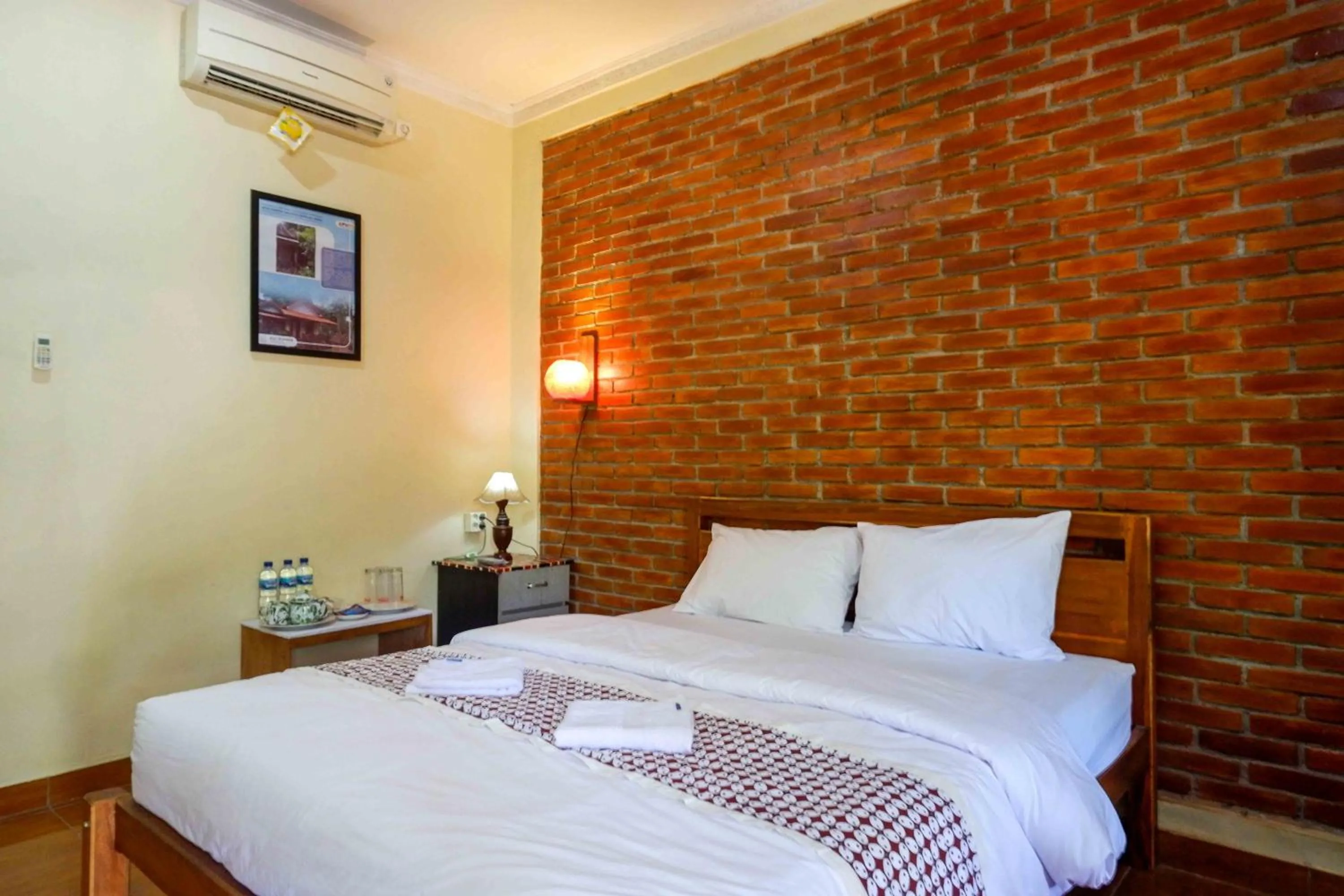 Standard Double Room in Roemah Beong Syariah at Desa Wisata Kembanglimus Mitra RedDoorz