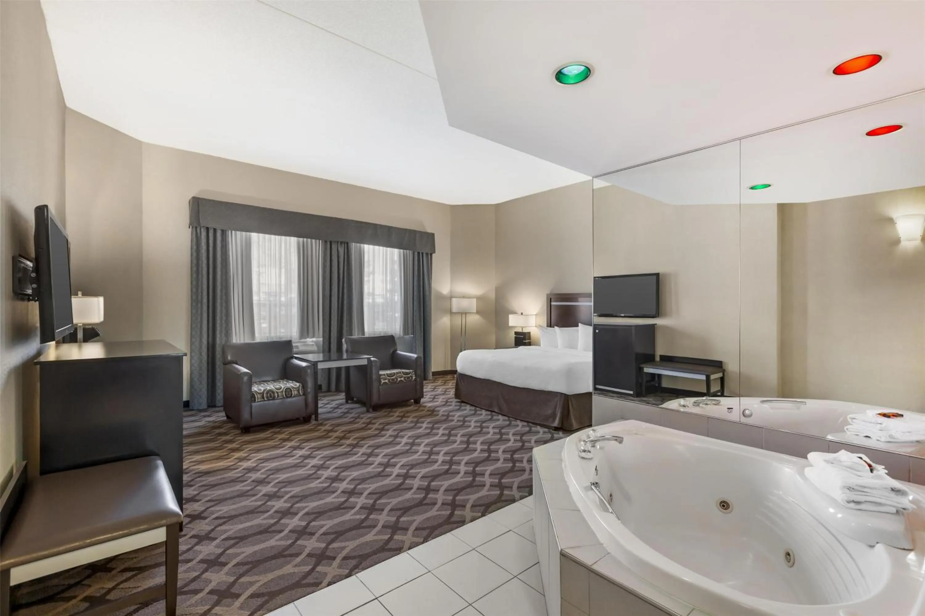 King Suite with Jetted Tub - Non-Smoking in Best Western Plus Travel Hotel Toronto Airport