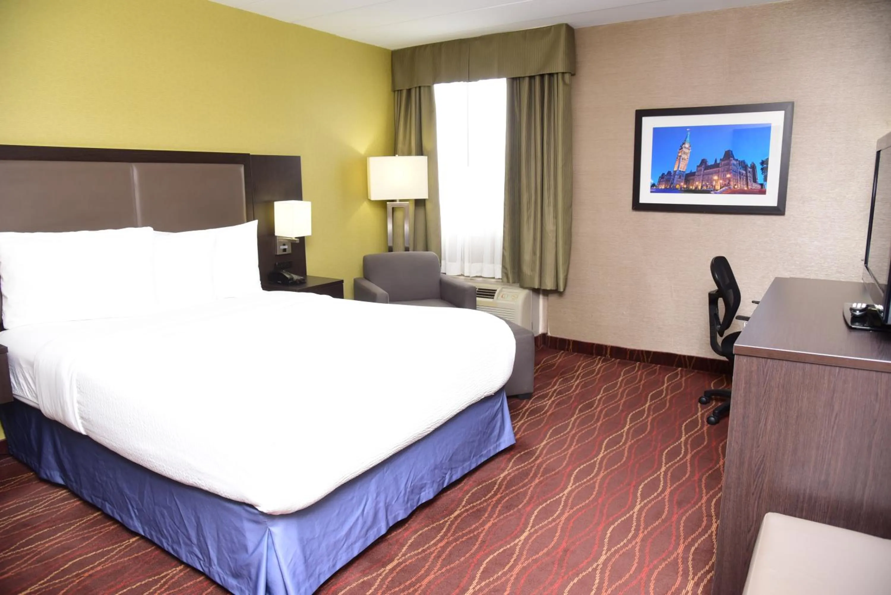 1 Queen Bed Room in Days Inn by Wyndham Ottawa