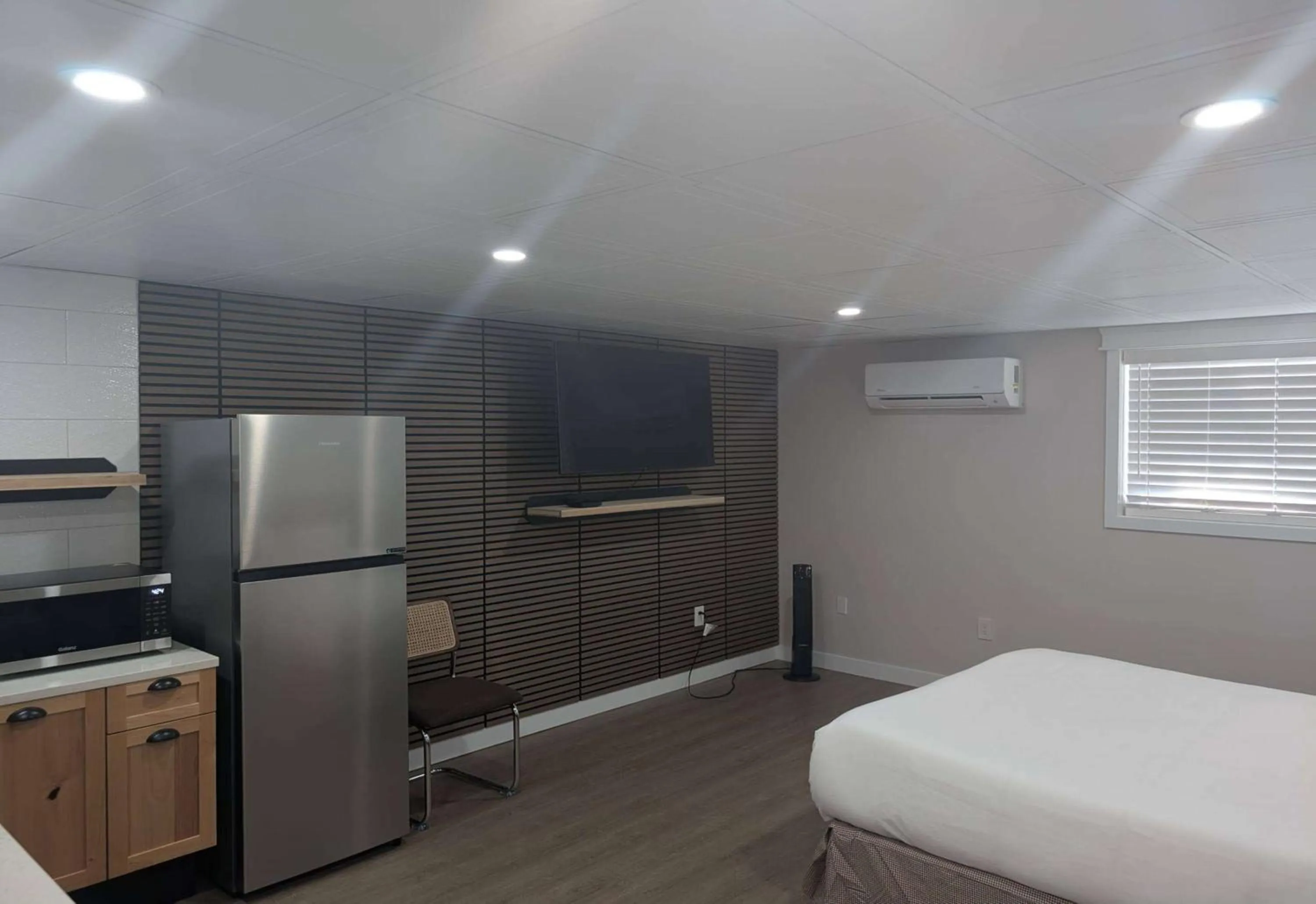 Queen Room with Roll-In Shower and Kitchenette - Mobility Accessible/Non-Smoking in Baymont by Wyndham Red Deer