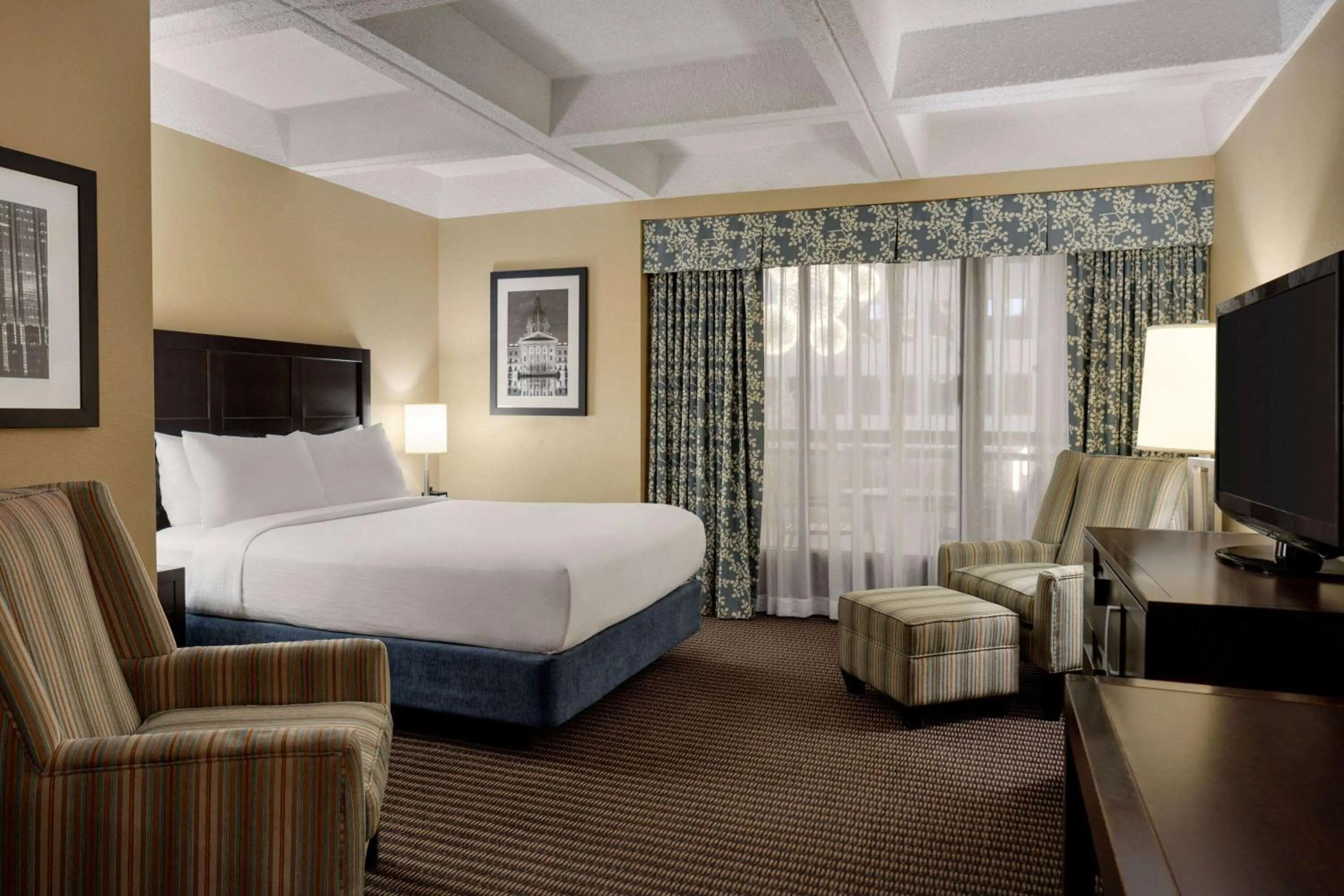 Queen Room - Non-Smoking in Wyndham Edmonton Hotel and Conference Centre