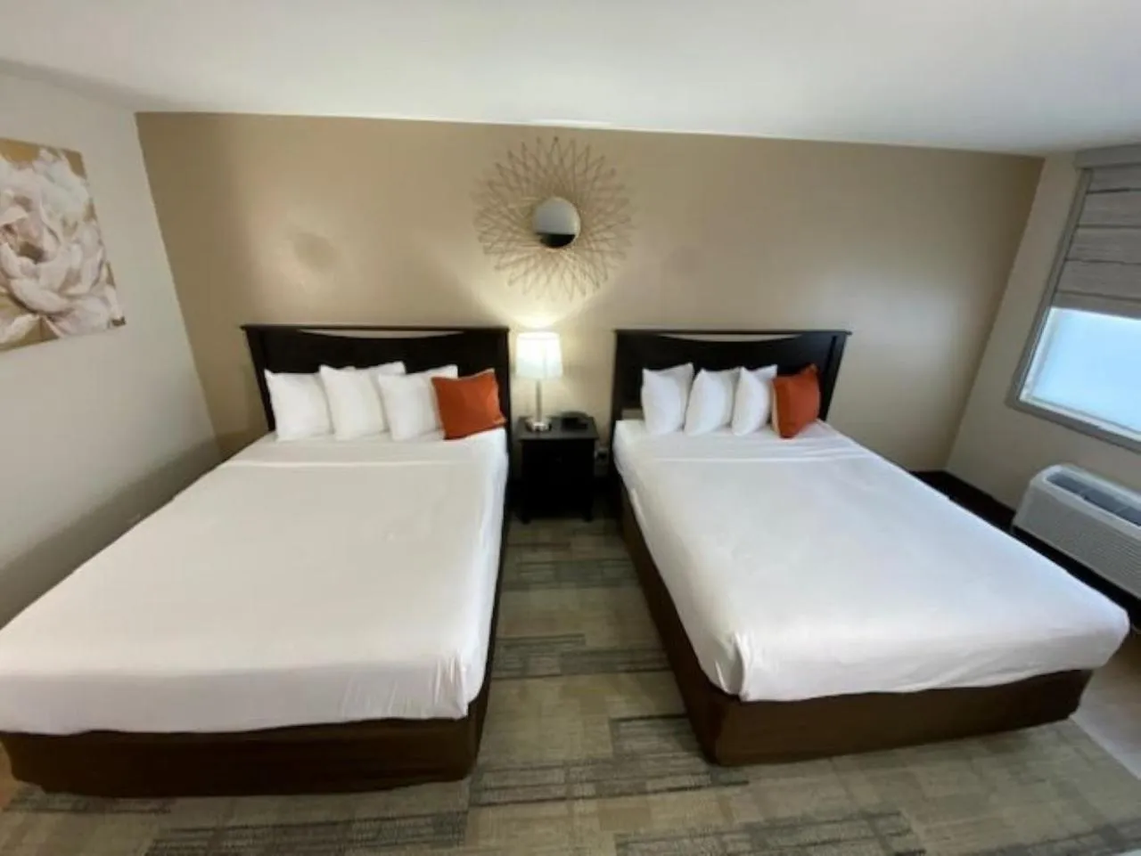 Deluxe Queen Room in Stanford Inn & Suites Anaheim