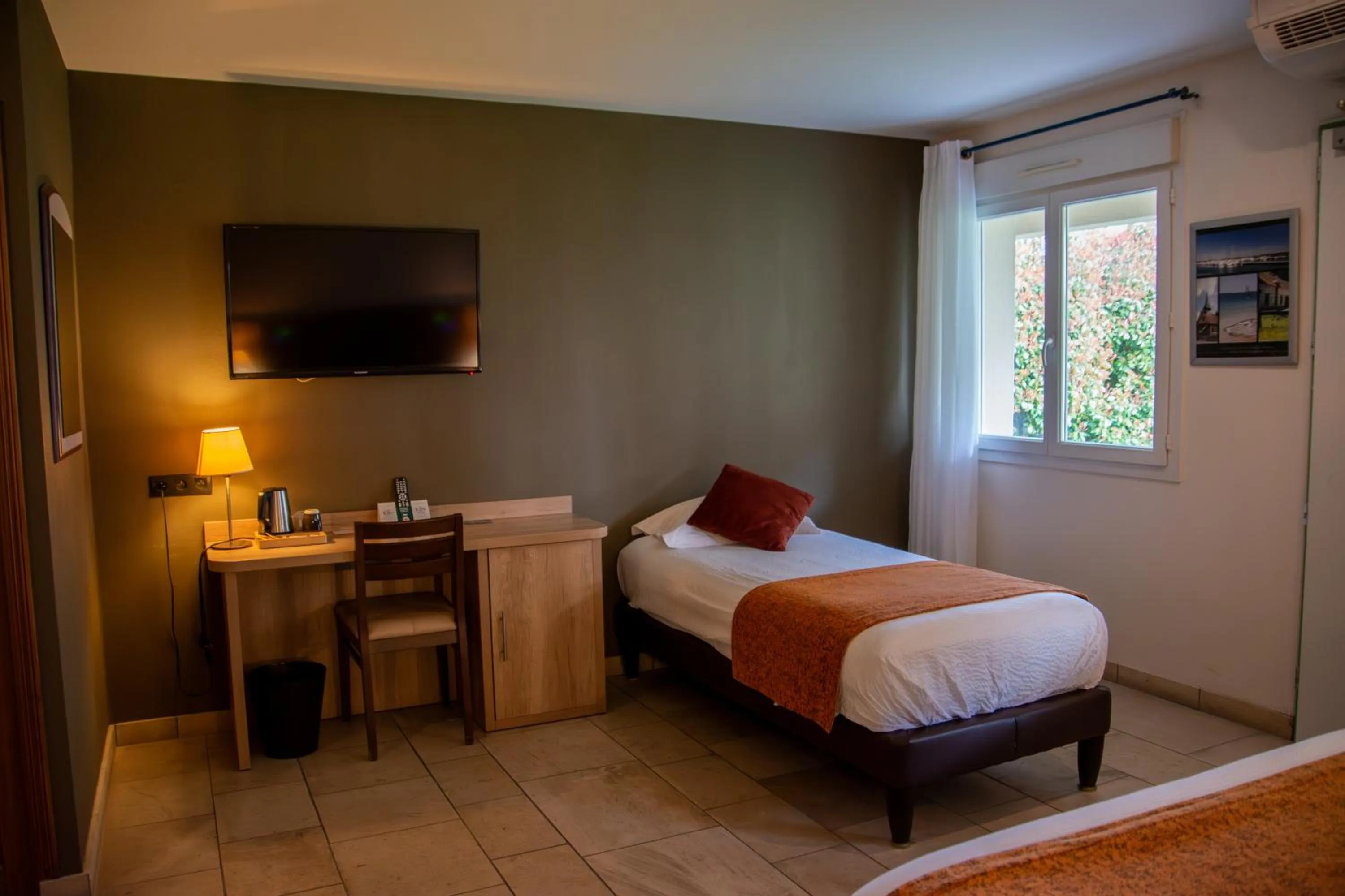 Standard Twin Room in Logis Des Sources