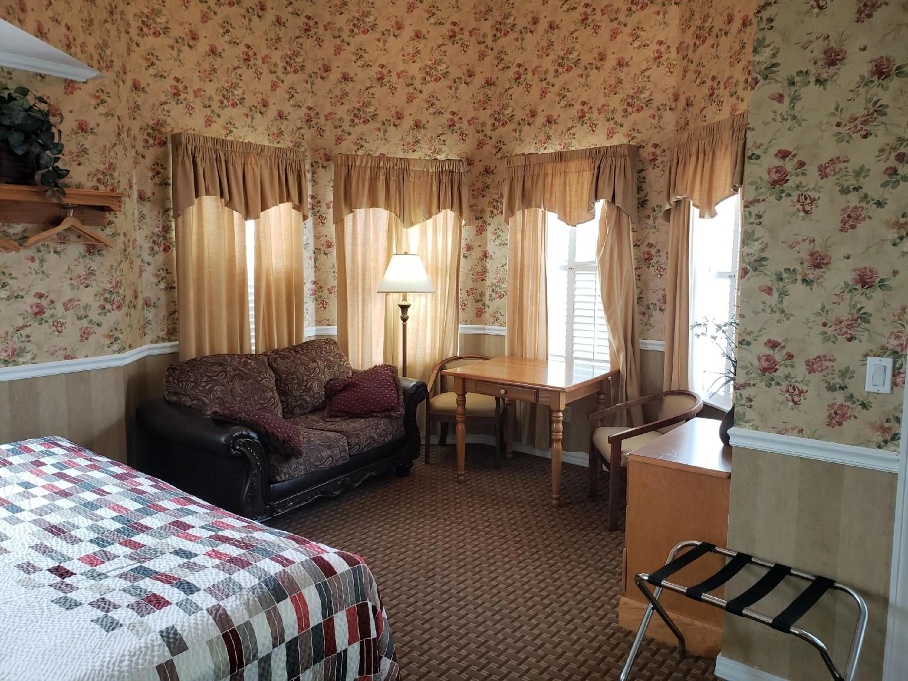 Deluxe Suite with Spa Bath in Gazebo Inn