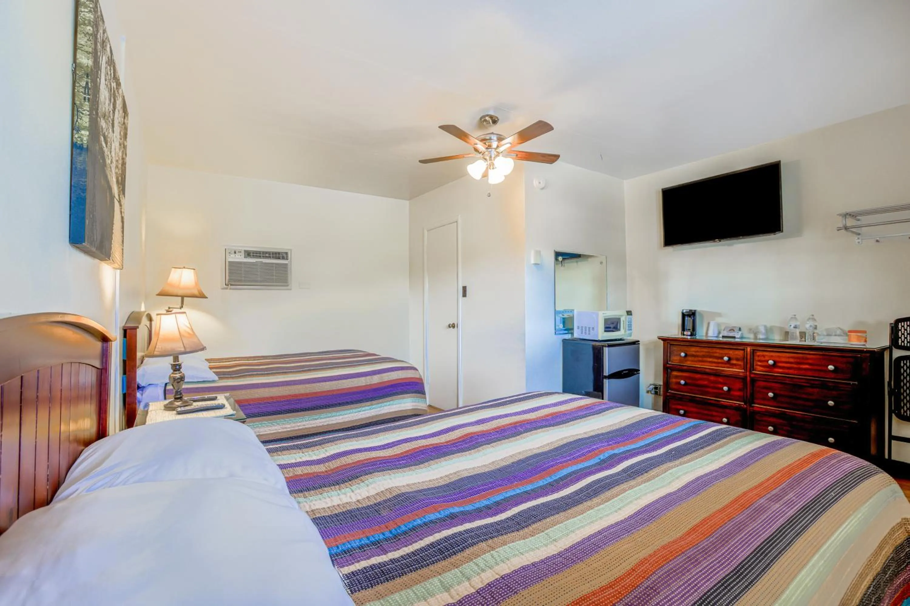 2 Double Beds Non-Smoking in Cadiz Motel by OYO on route 250