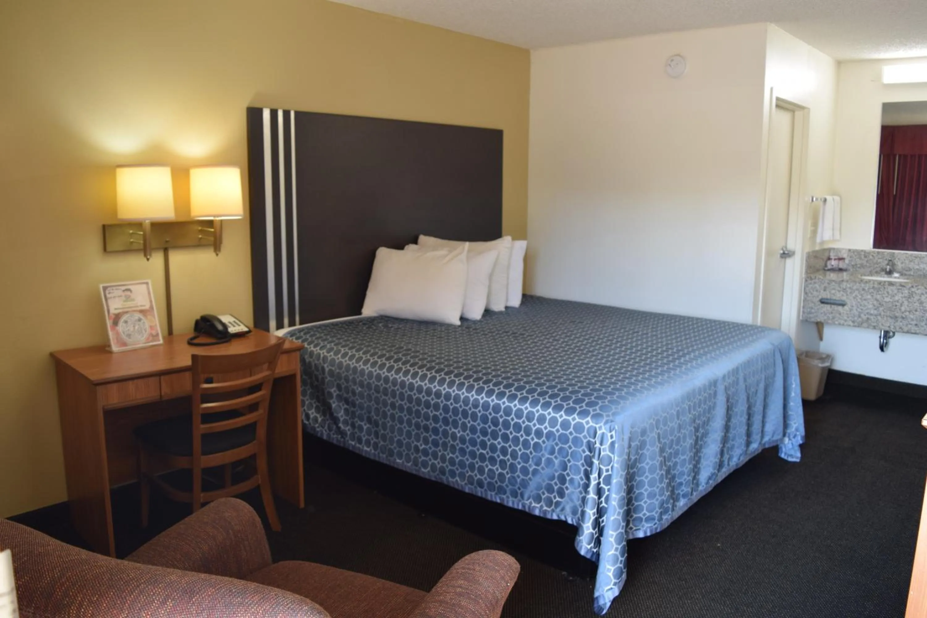 Standard Suite in Value Inn - Livonia