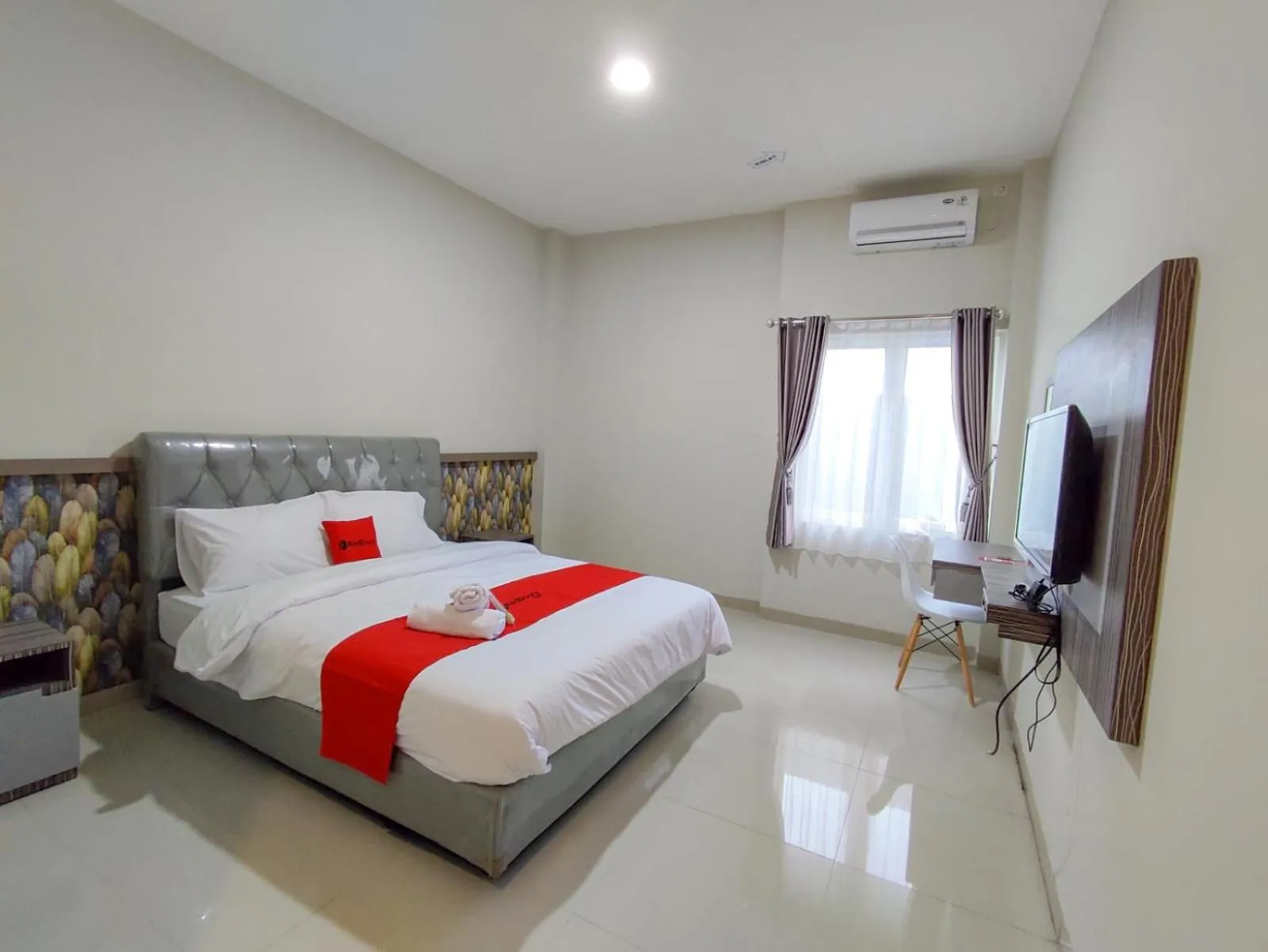 Double Room in RedDoorz Syariah near GOR Satria Area