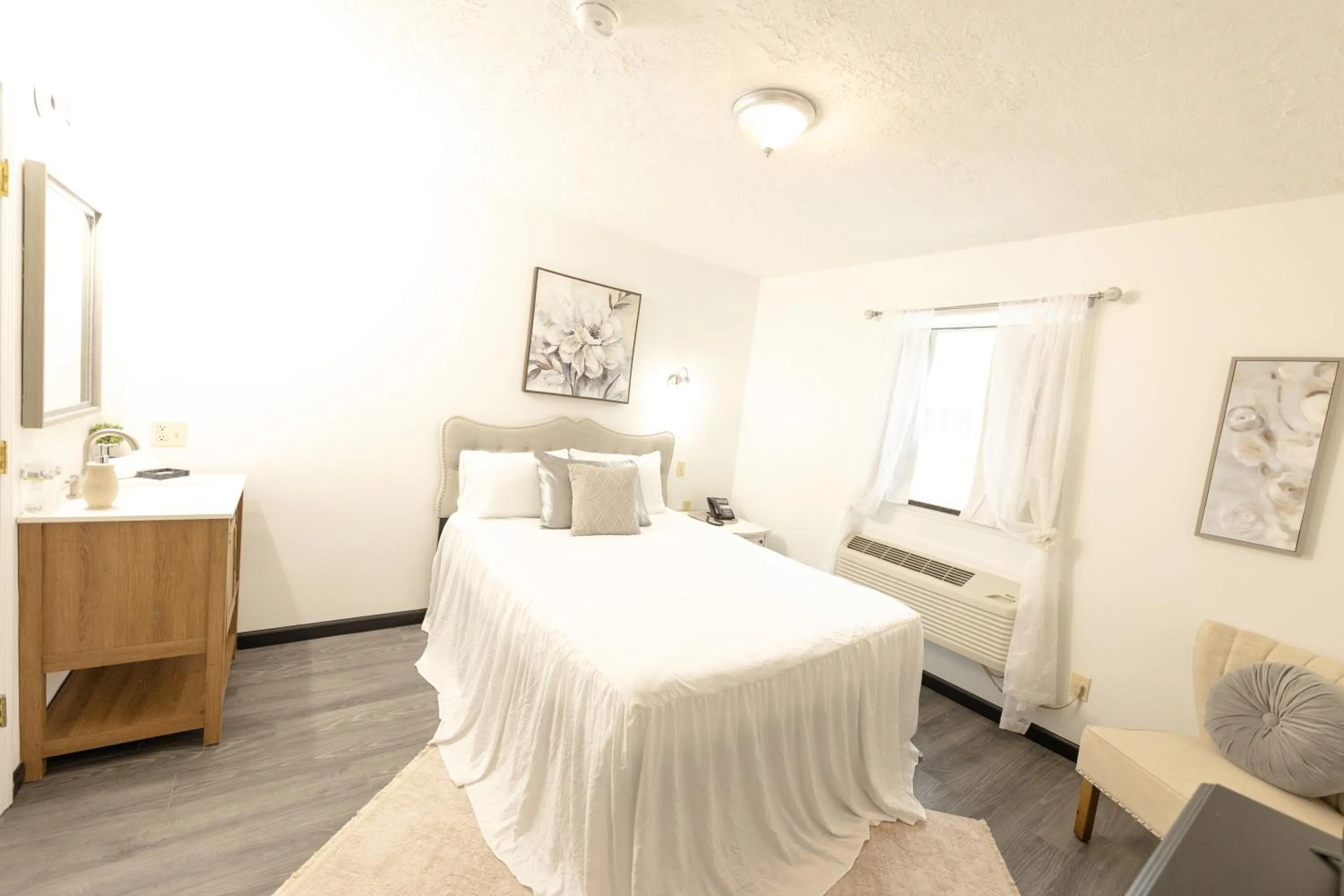 Standard Queen Room in EC Reed's Mercantile and Hotel