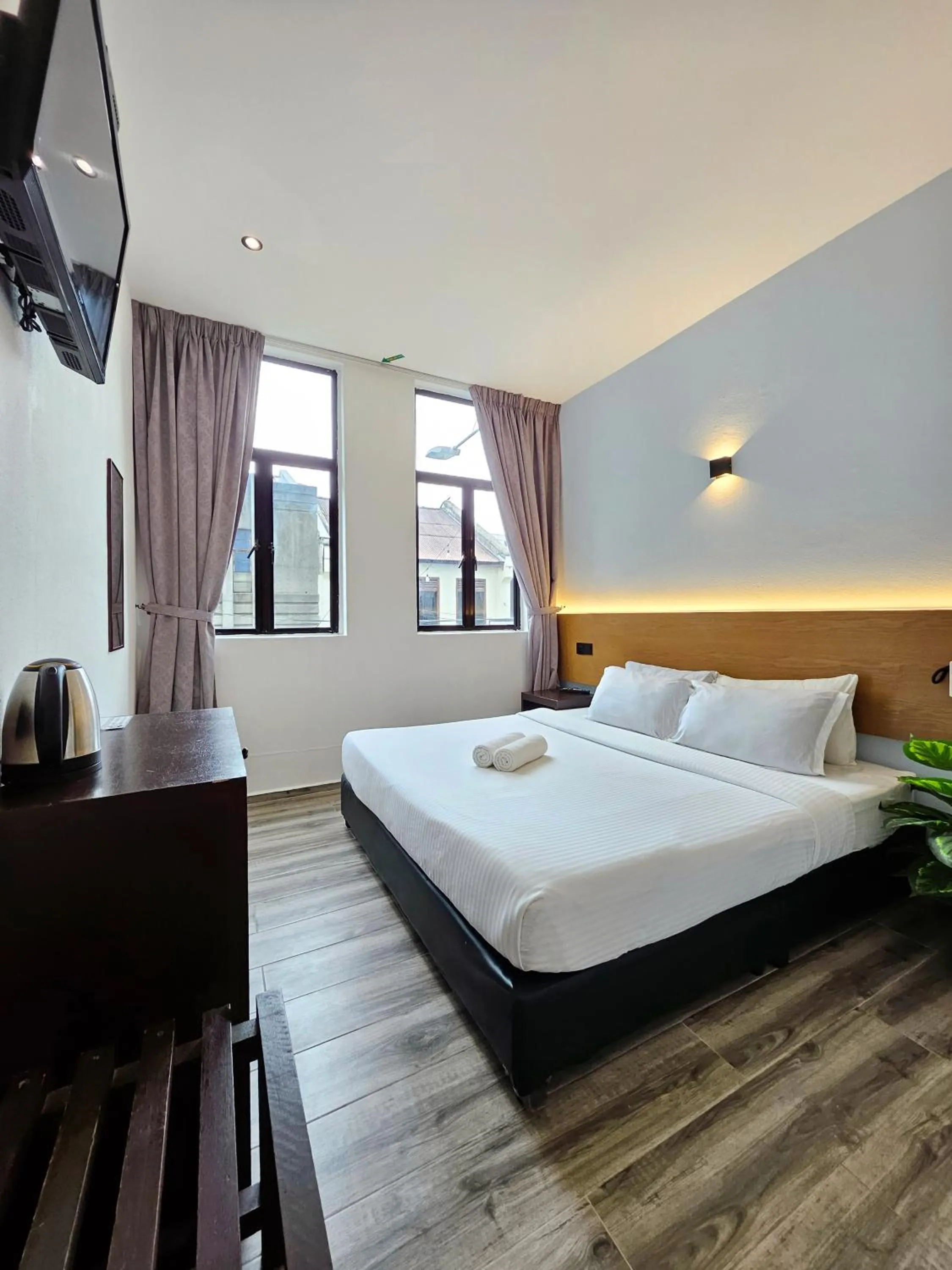 Deluxe Double Room in Georgetown Inn by Sky Hive