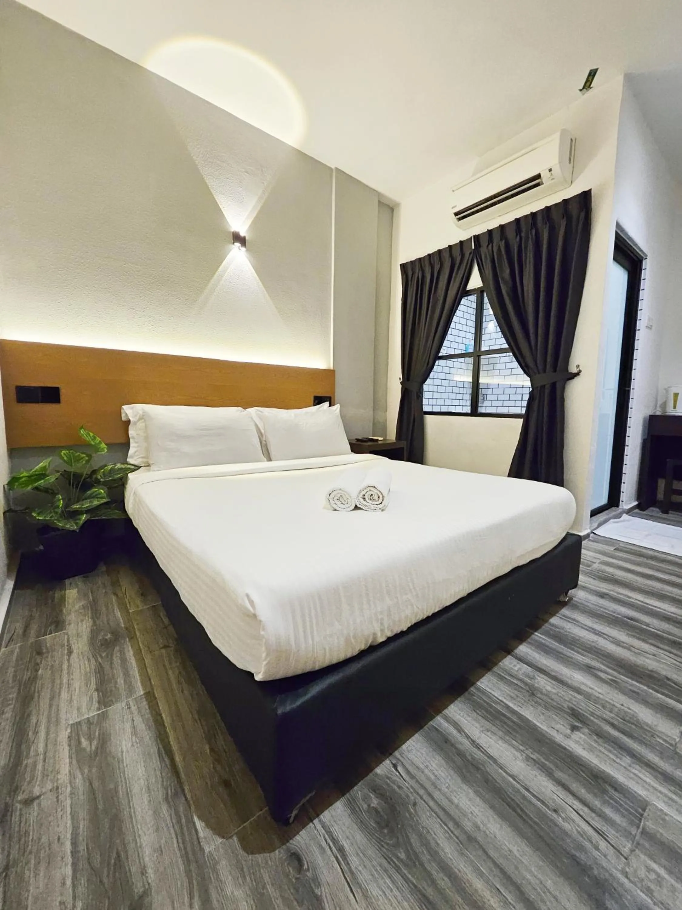 Standard Double Room in Georgetown Inn by Sky Hive